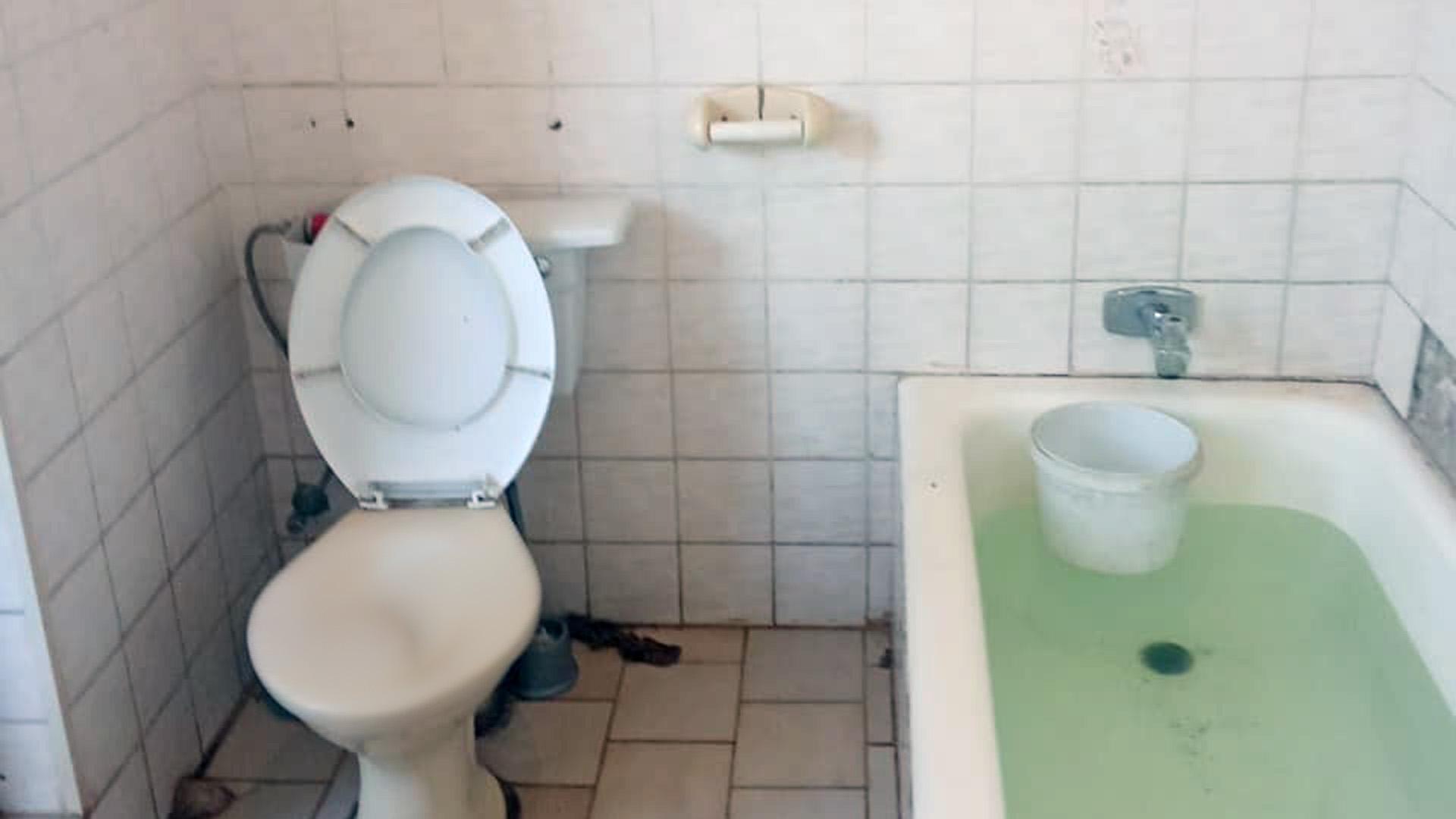 Bathroom 1 of property in Bezuidenhout Valley