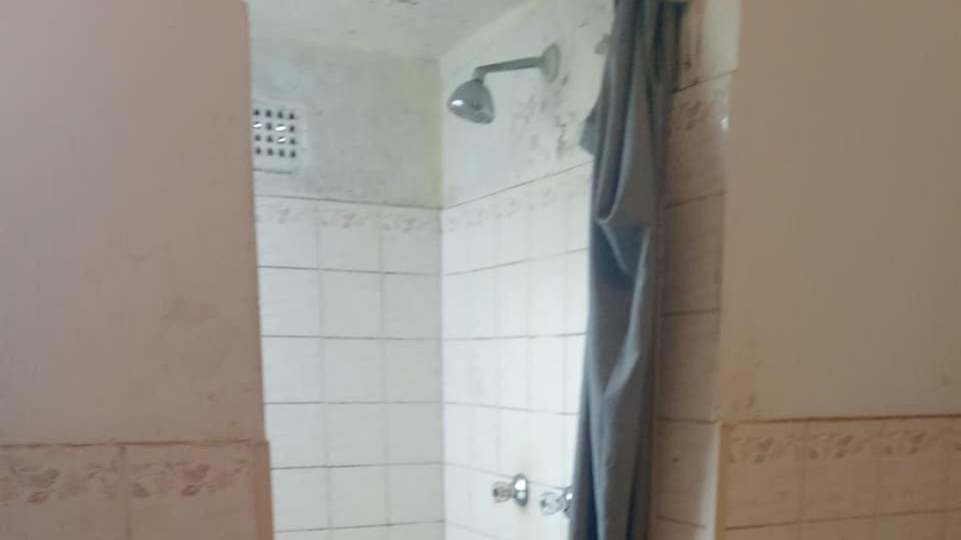 Bathroom 1 of property in Bezuidenhout Valley