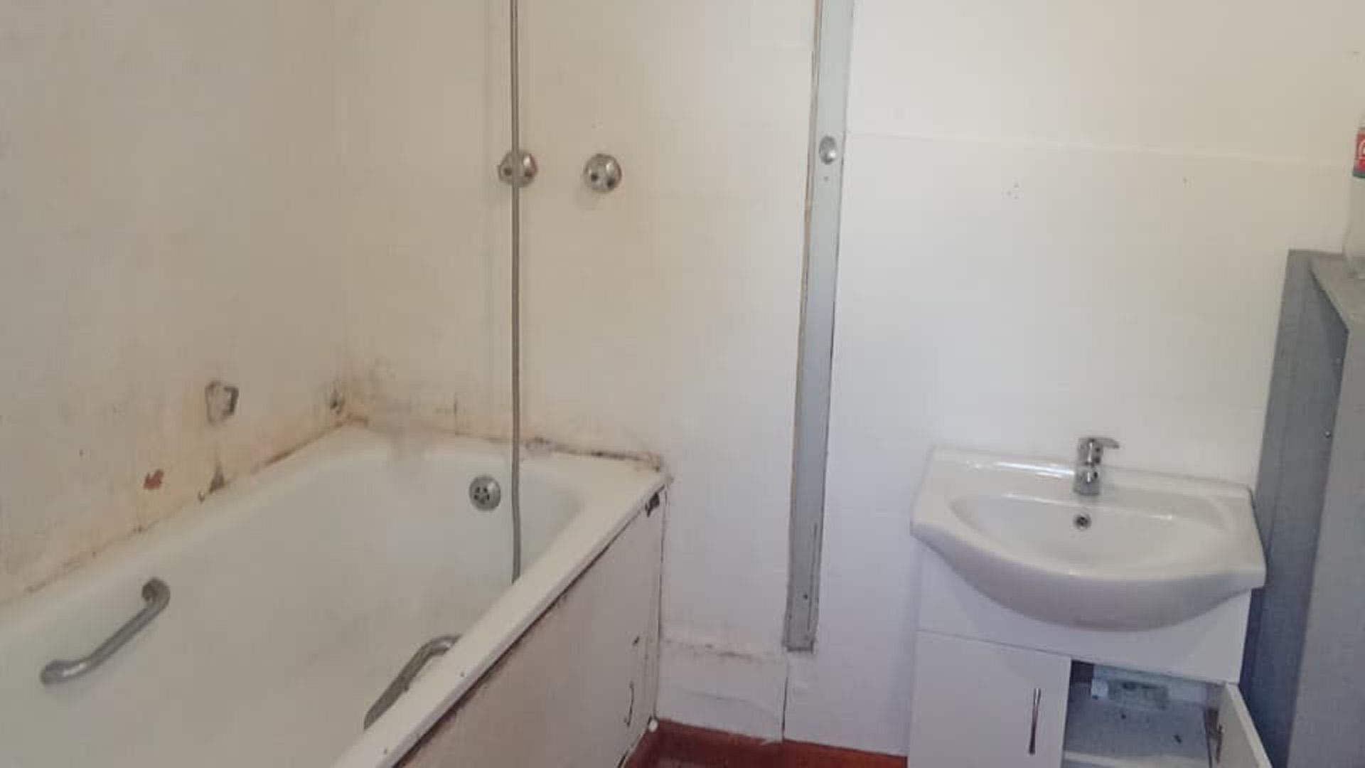 Bathroom 2 of property in Bezuidenhout Valley