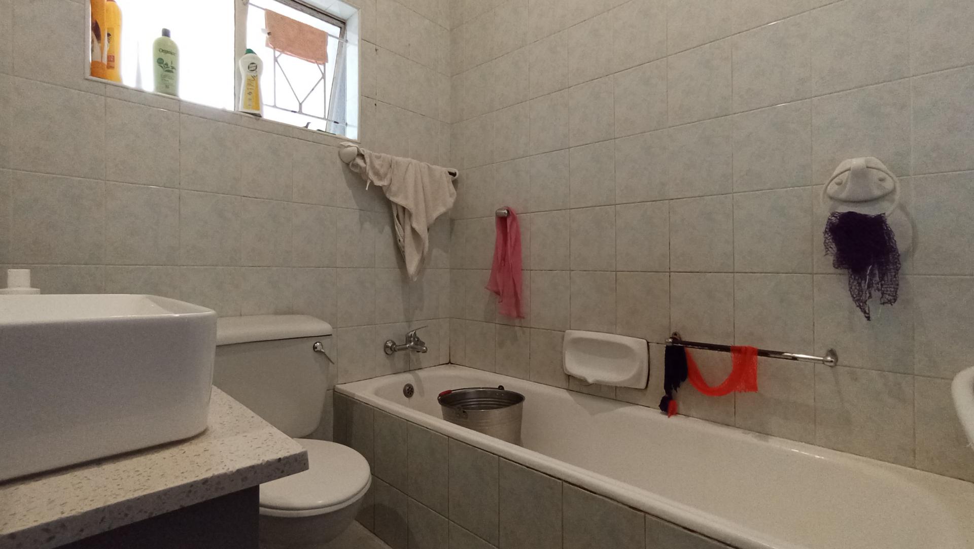 Bathroom 1 - 9 square meters of property in Kensington - JHB