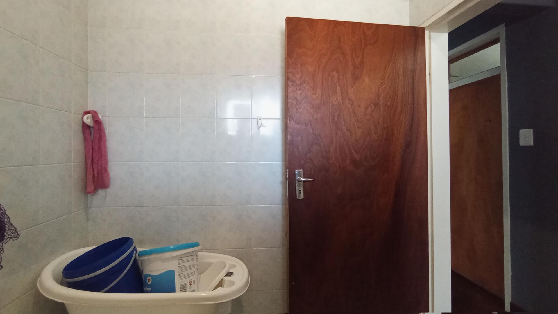 Bathroom 1 - 9 square meters of property in Kensington - JHB