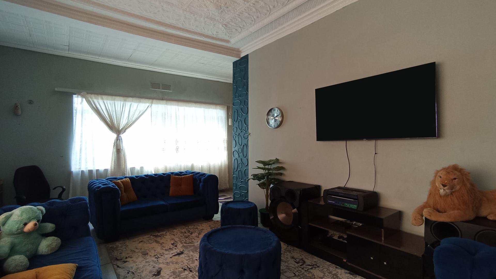 Lounges - 40 square meters of property in Kensington - JHB