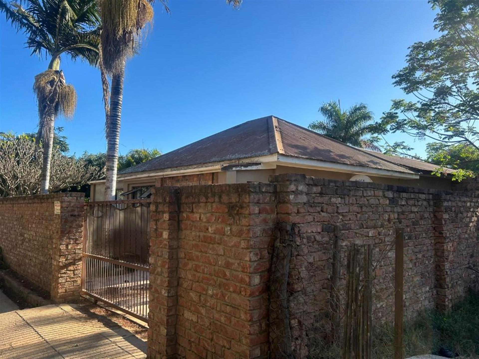 Front View of property in Kirkwood