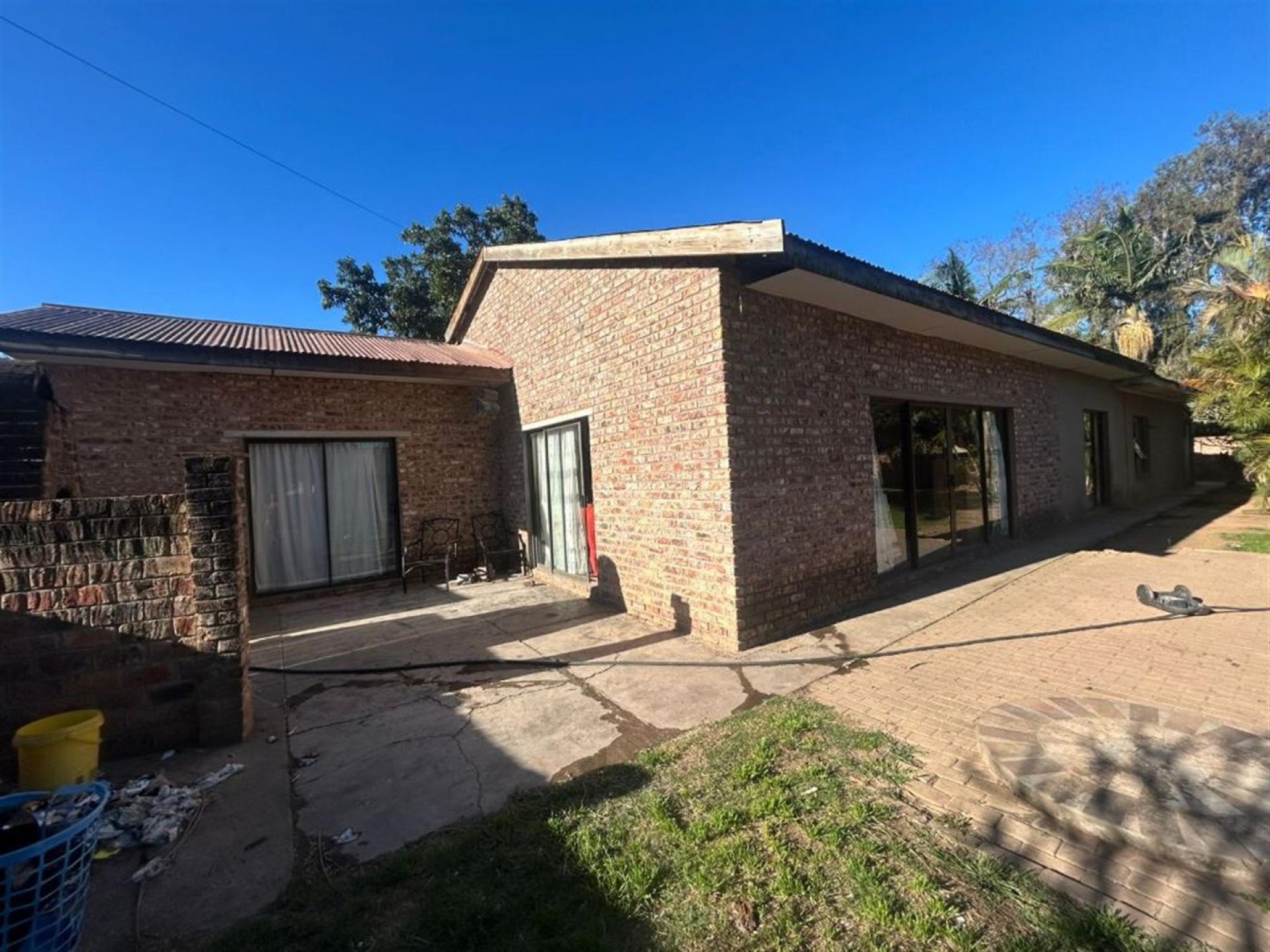 Front View of property in Kirkwood