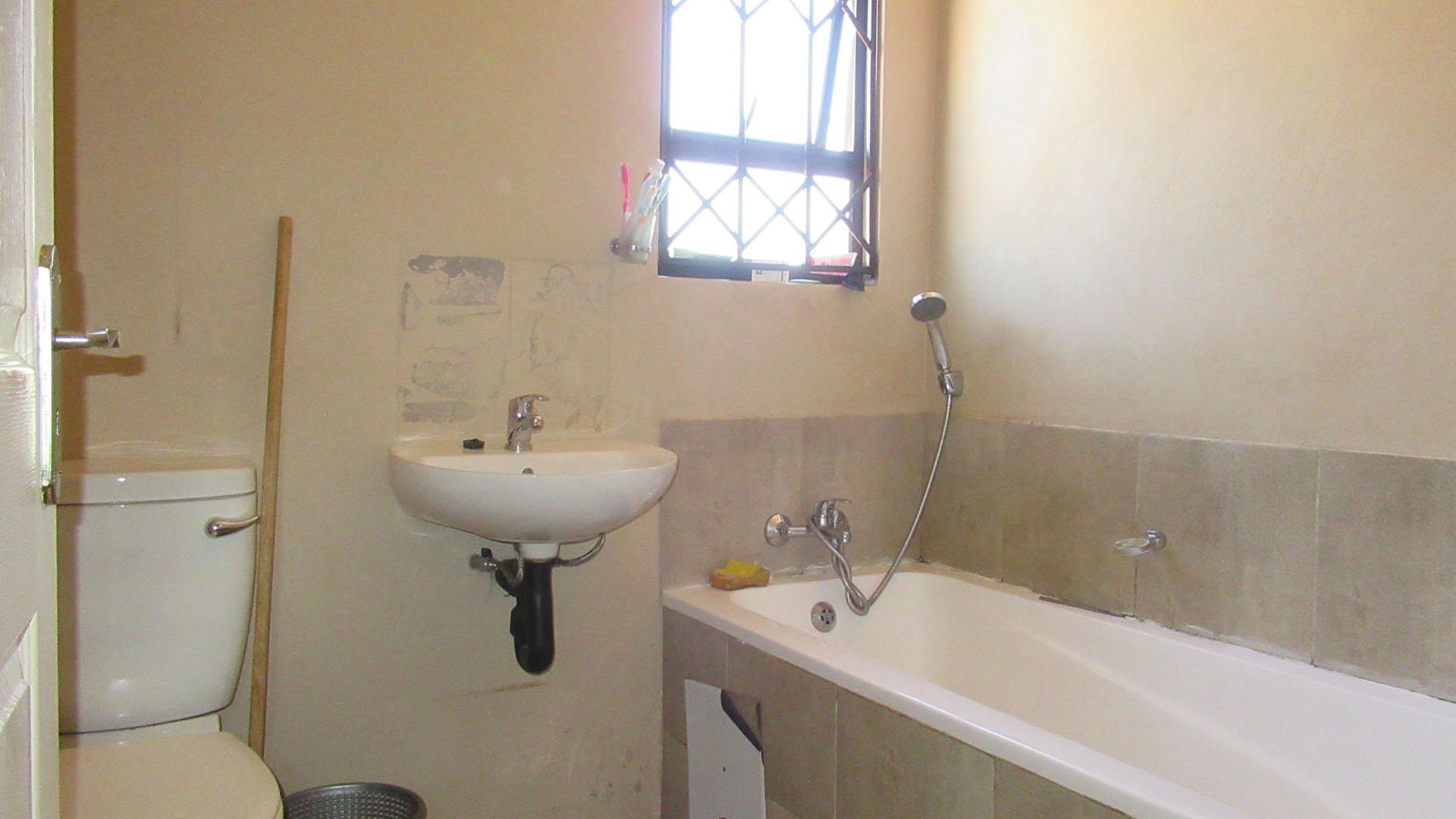 Bathroom 1 - 4 square meters of property in Toekomsrus