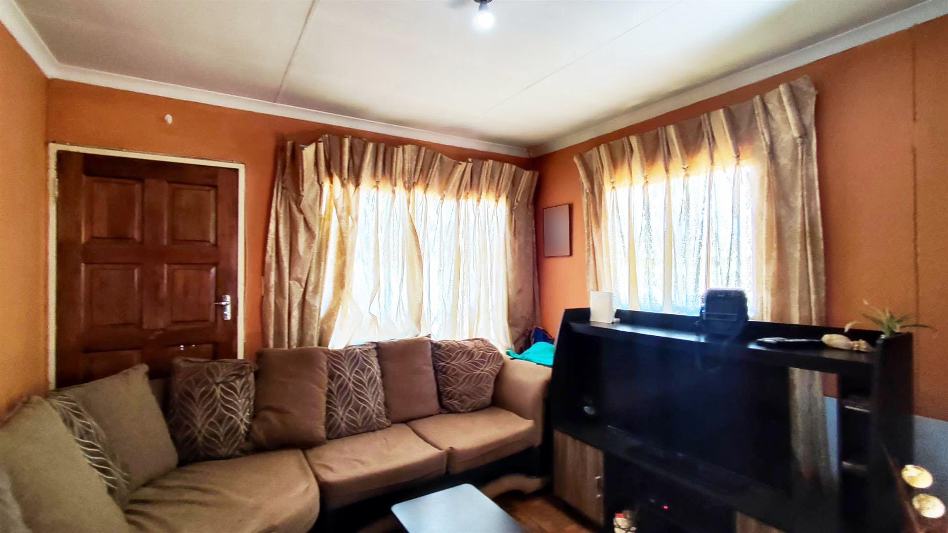 Lounges - 15 square meters of property in Mapleton