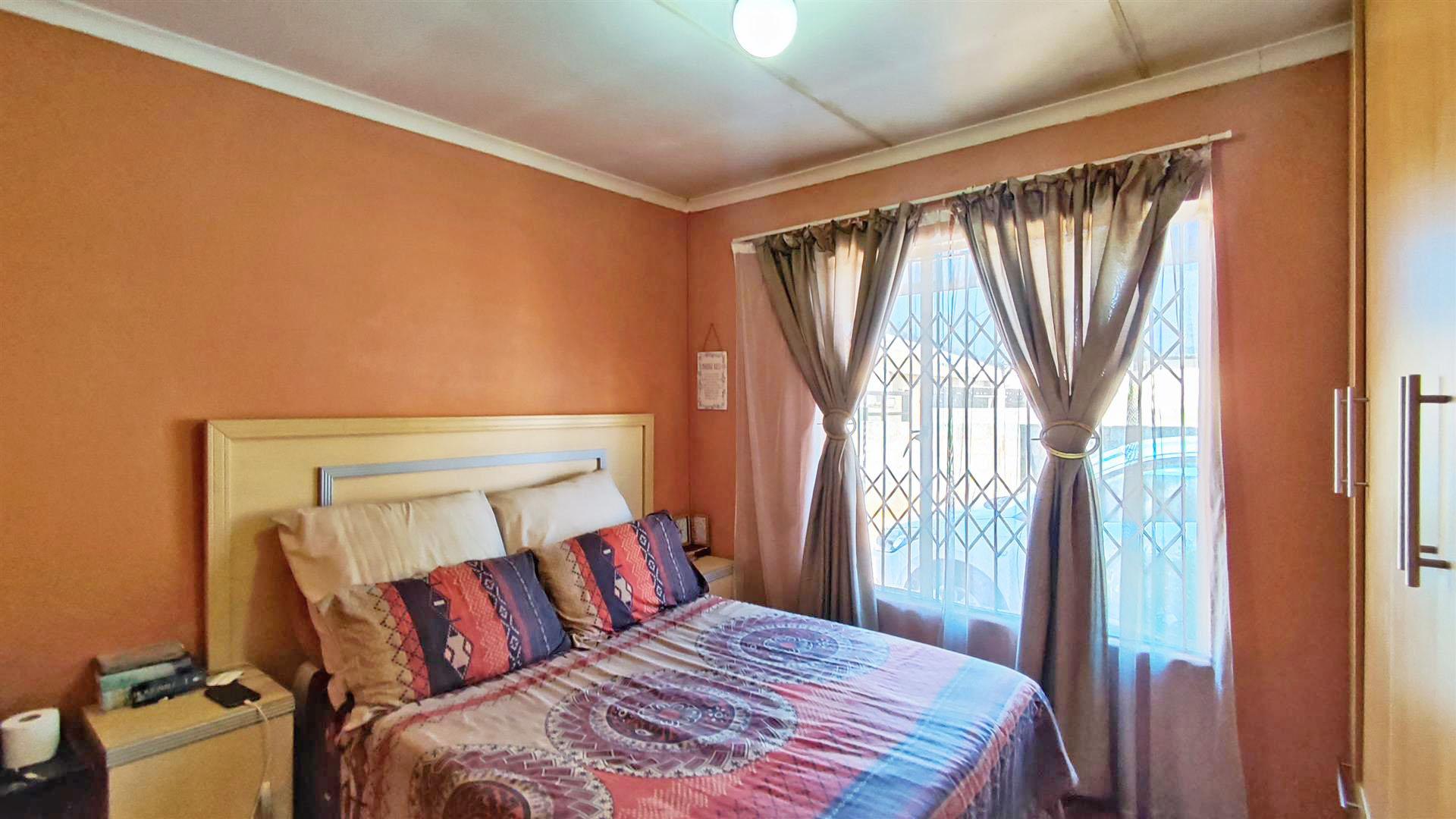 Bed Room 1 - 11 square meters of property in Mapleton