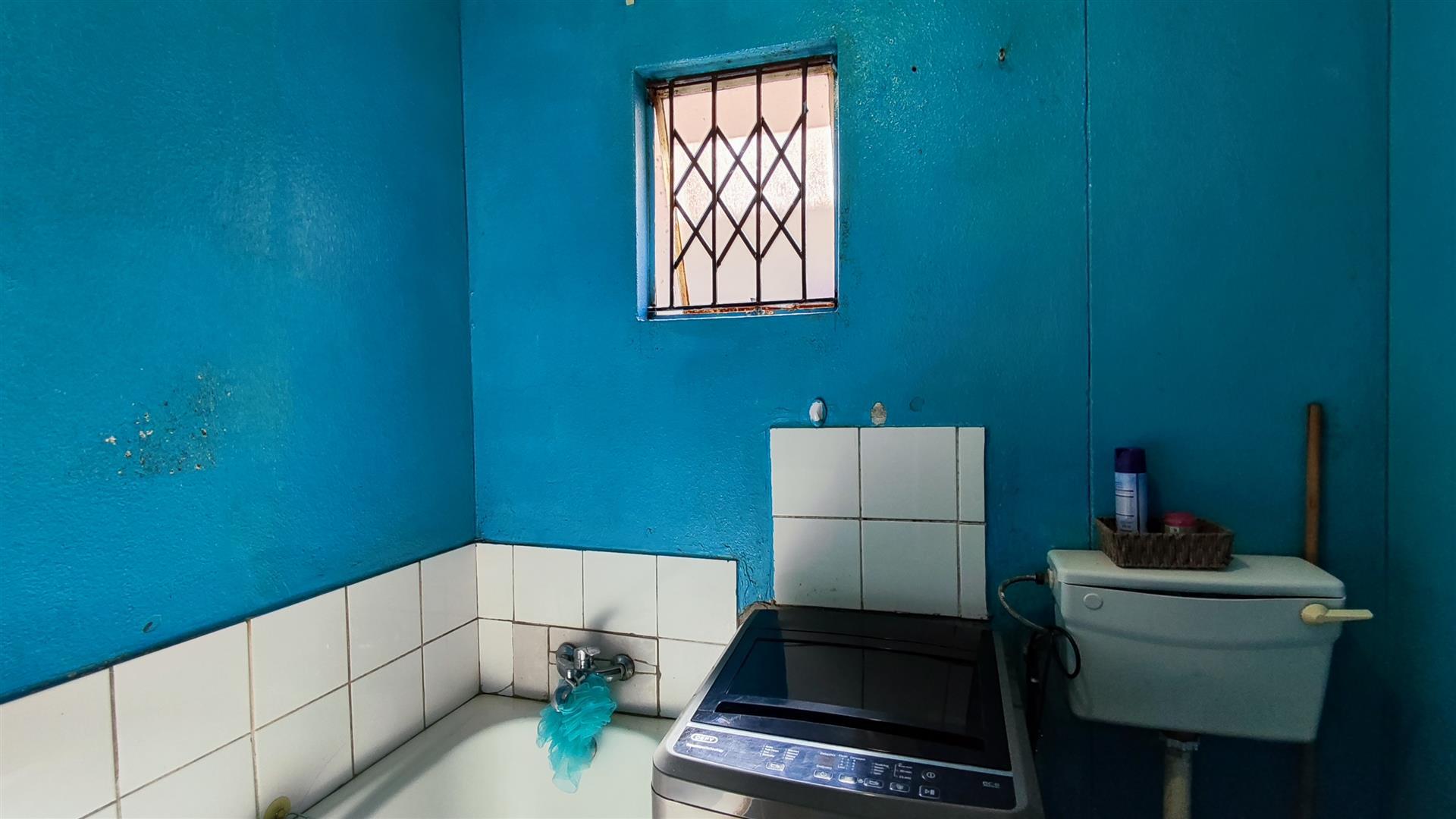 Bathroom 1 - 5 square meters of property in Mapleton