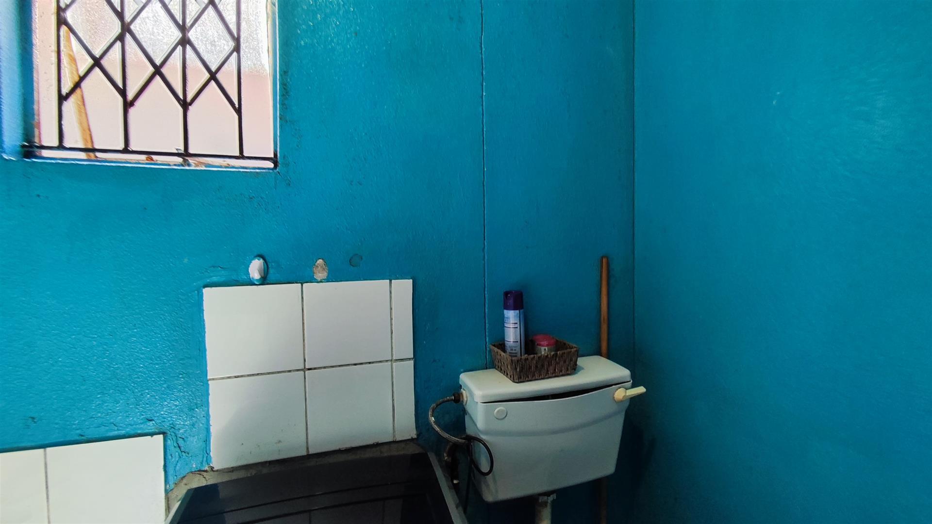 Bathroom 1 - 5 square meters of property in Mapleton