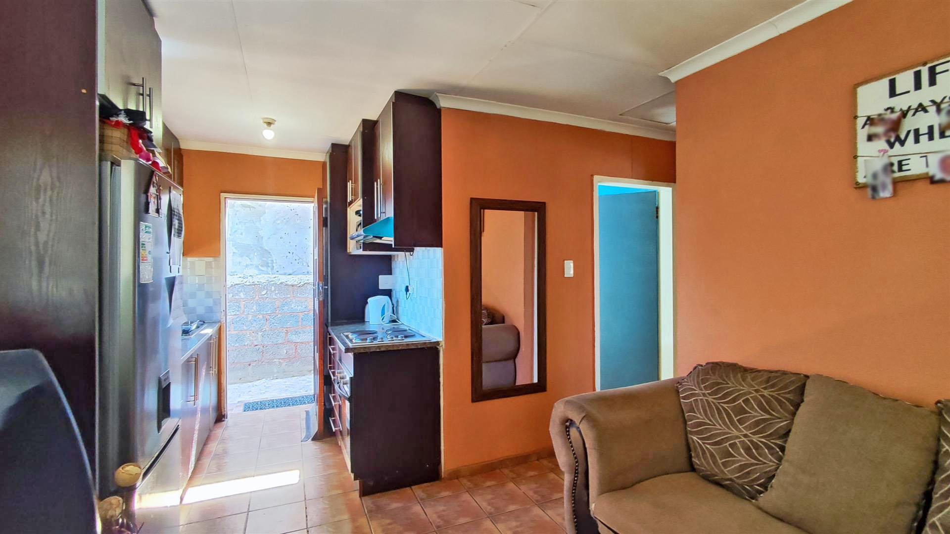 Lounges - 15 square meters of property in Mapleton