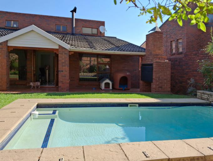 4 Bedroom Cluster for Sale For Sale in Bryanston West - MR665151