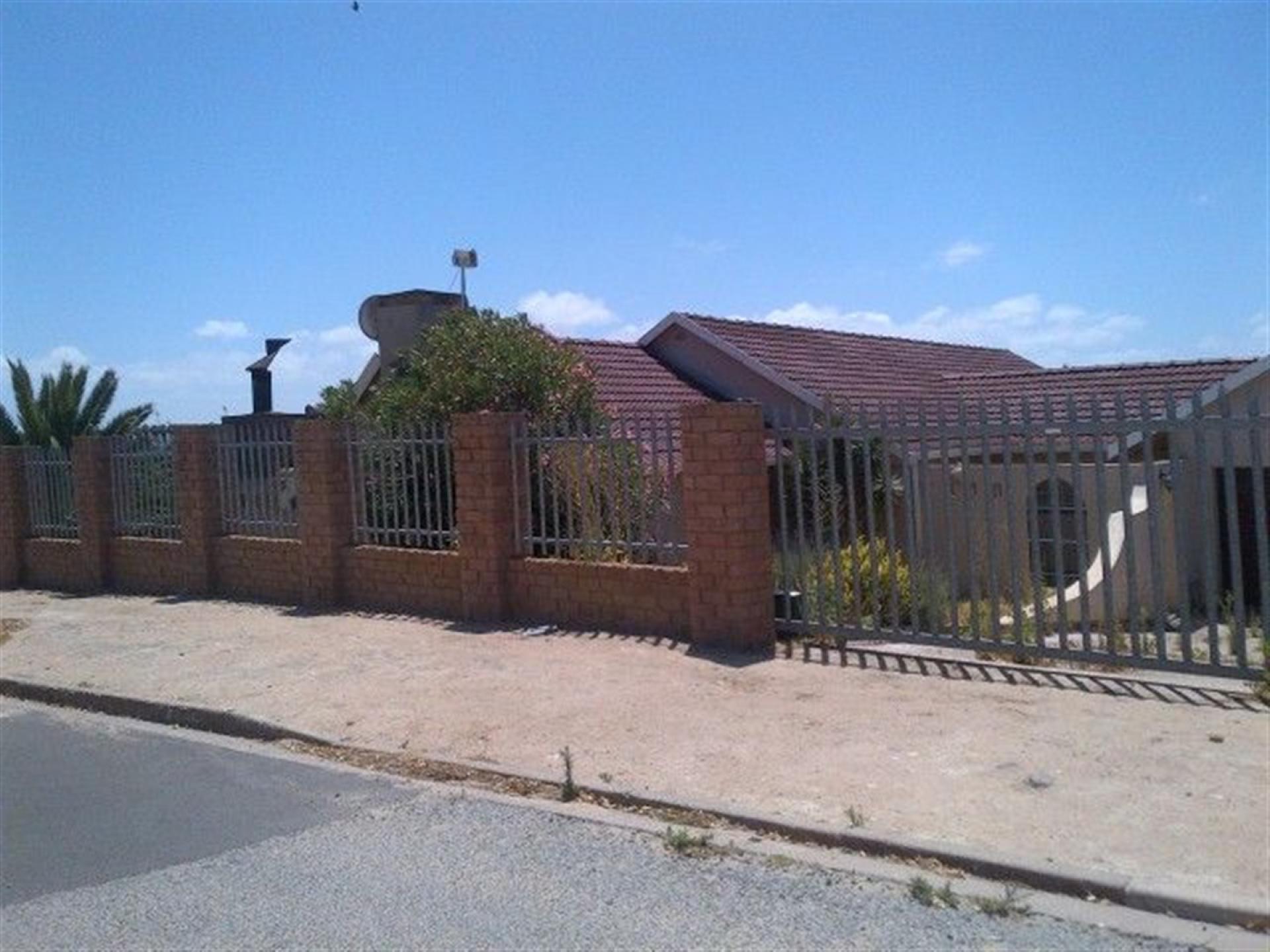 Front View of property in Saldanha