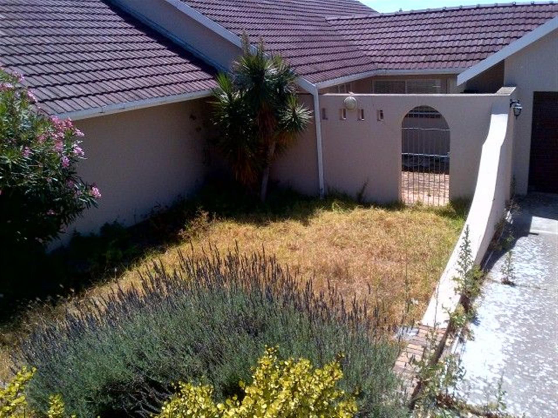 Front View of property in Saldanha