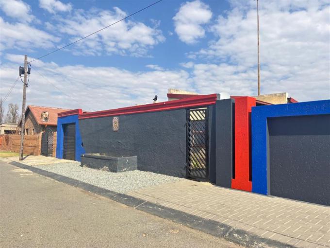 Standard Bank SIE Sale In Execution 2 Bedroom House for Sale in Mofolo Central - MR665201