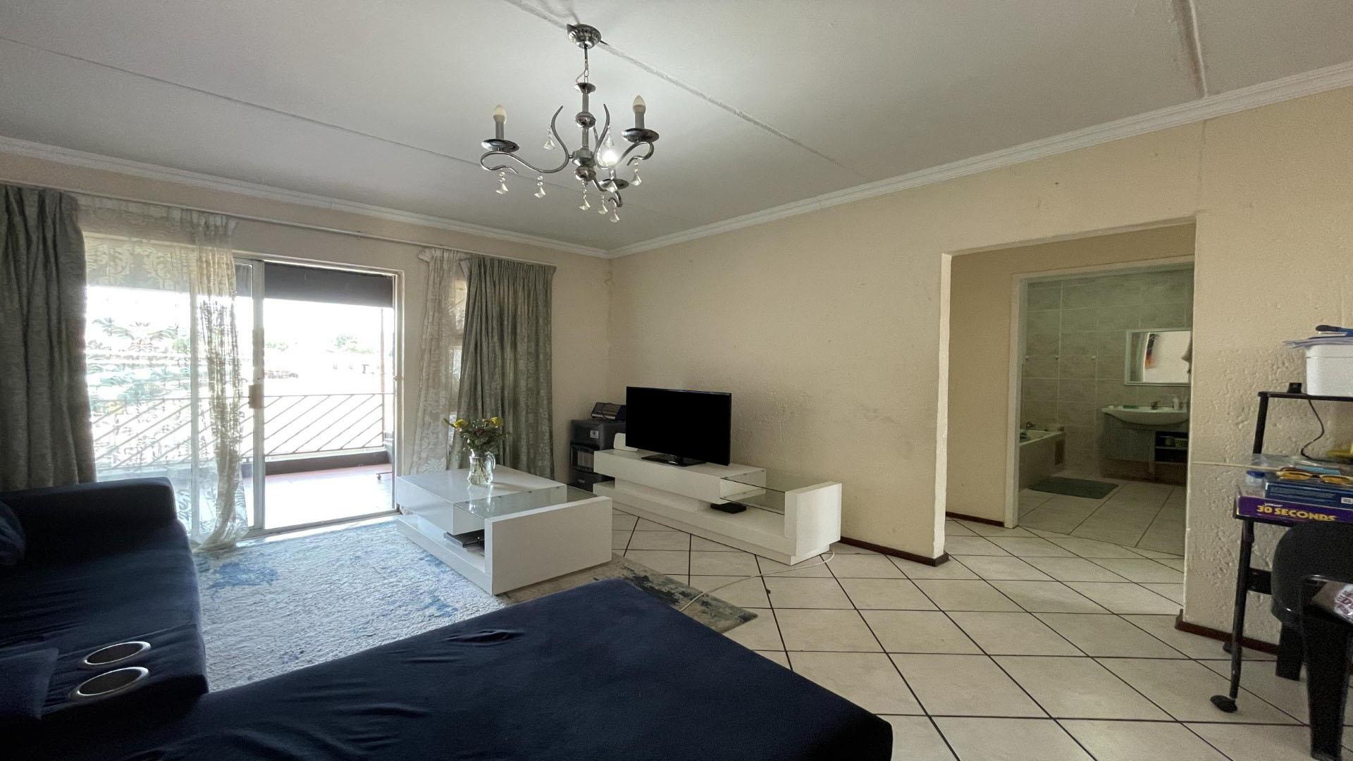 Lounges - 23 square meters of property in Mulbarton