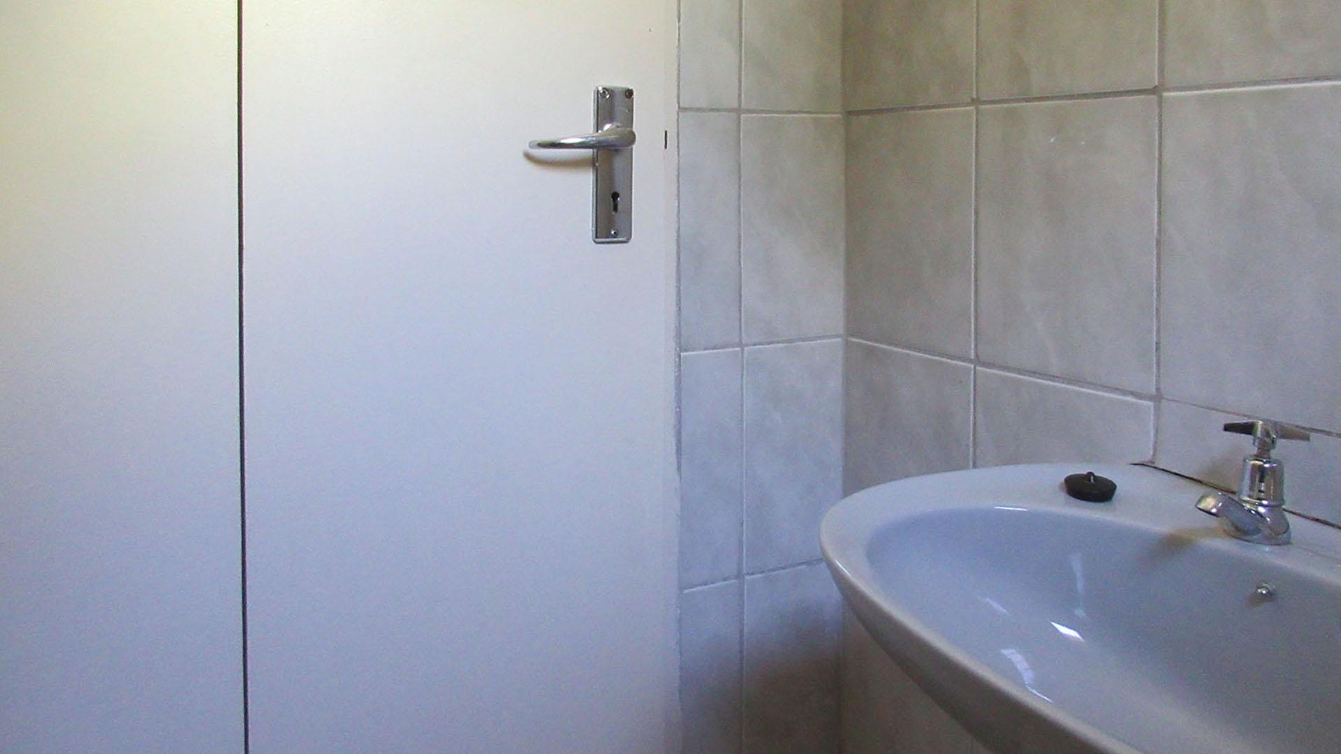Guest Toilet - 2 square meters of property in Rangeview