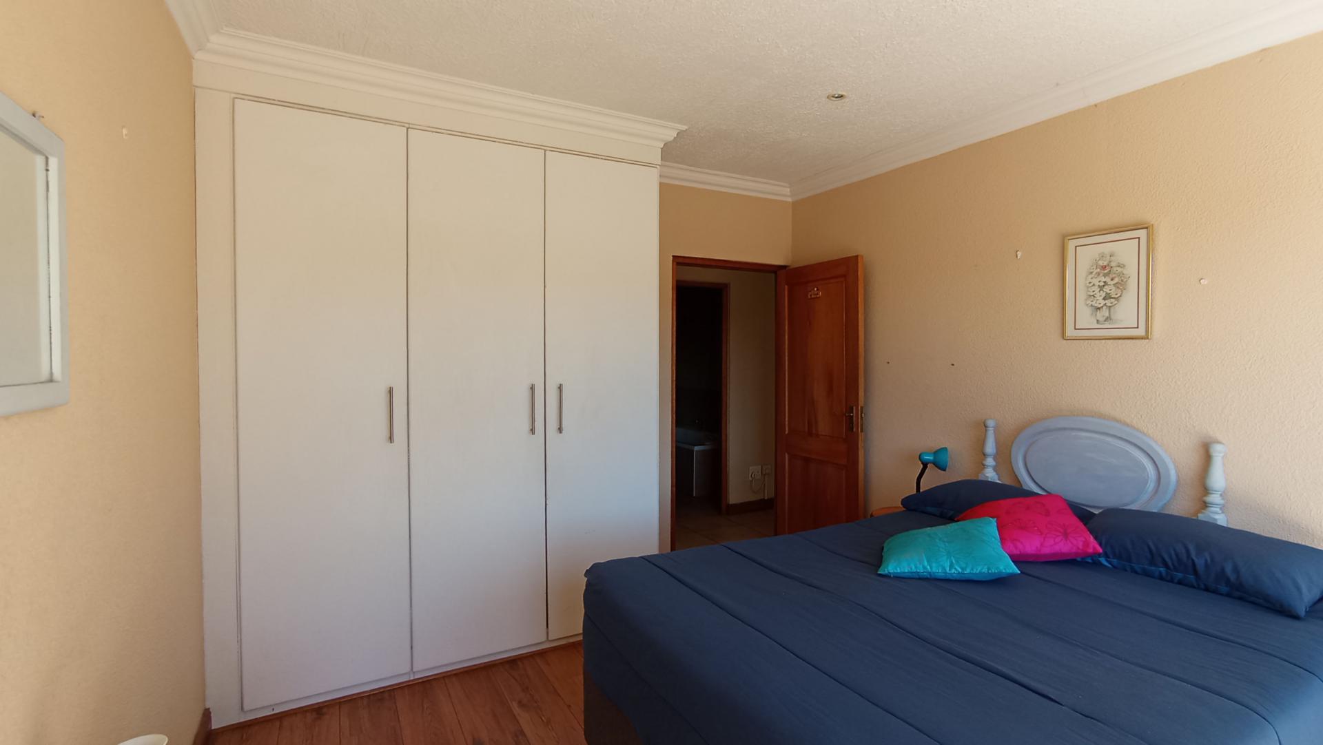 Bed Room 1 - 16 square meters of property in Helderkruin