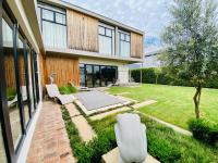 3 Bedroom 3 Bathroom House to Rent for sale in Six Fountains Estate