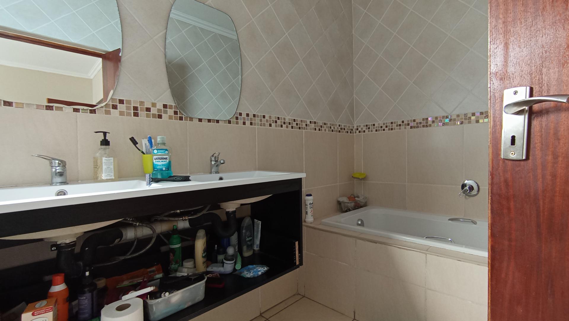 Main Bathroom - 8 square meters of property in Elandspark