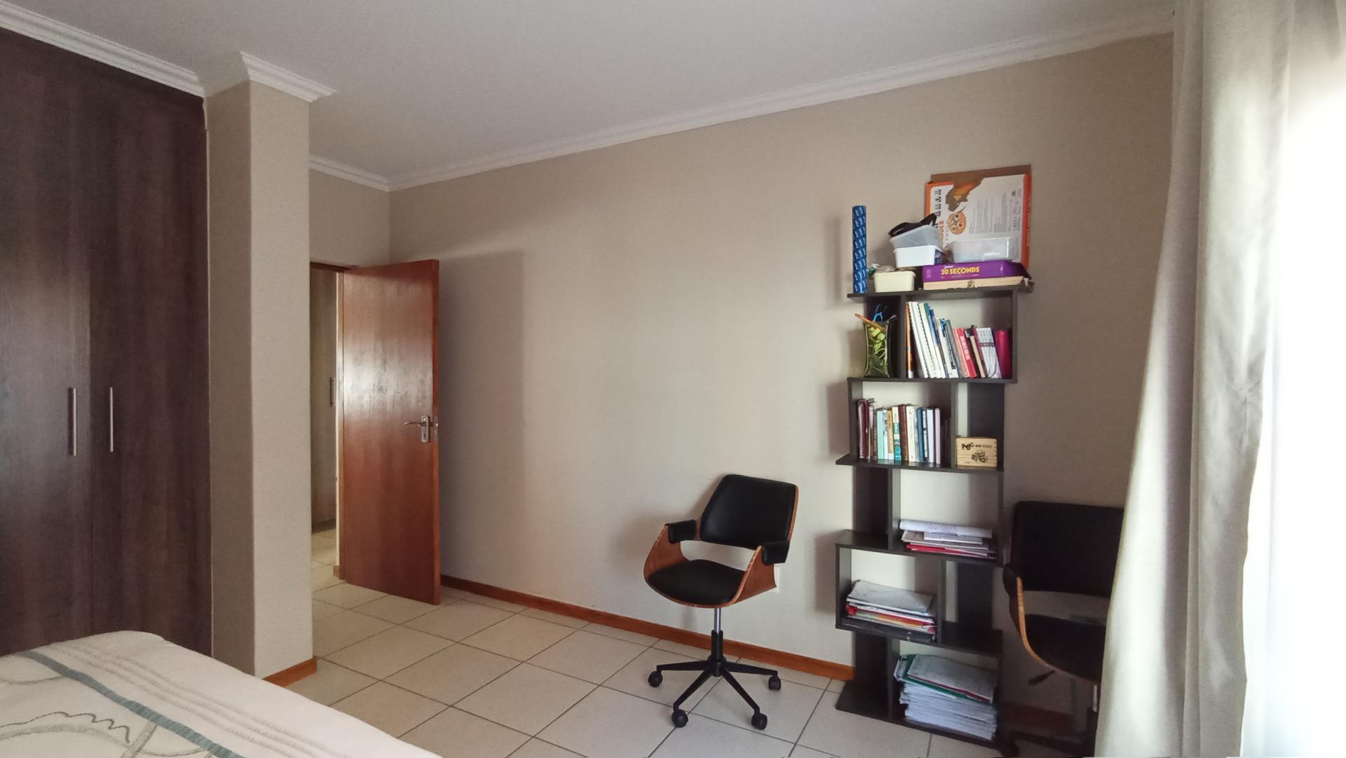 Bed Room 1 - 21 square meters of property in Elandspark