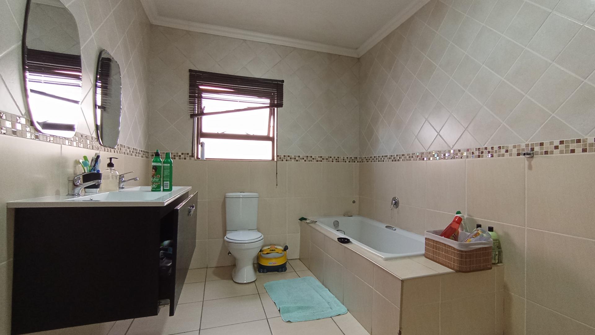 Bathroom 1 - 12 square meters of property in Elandspark