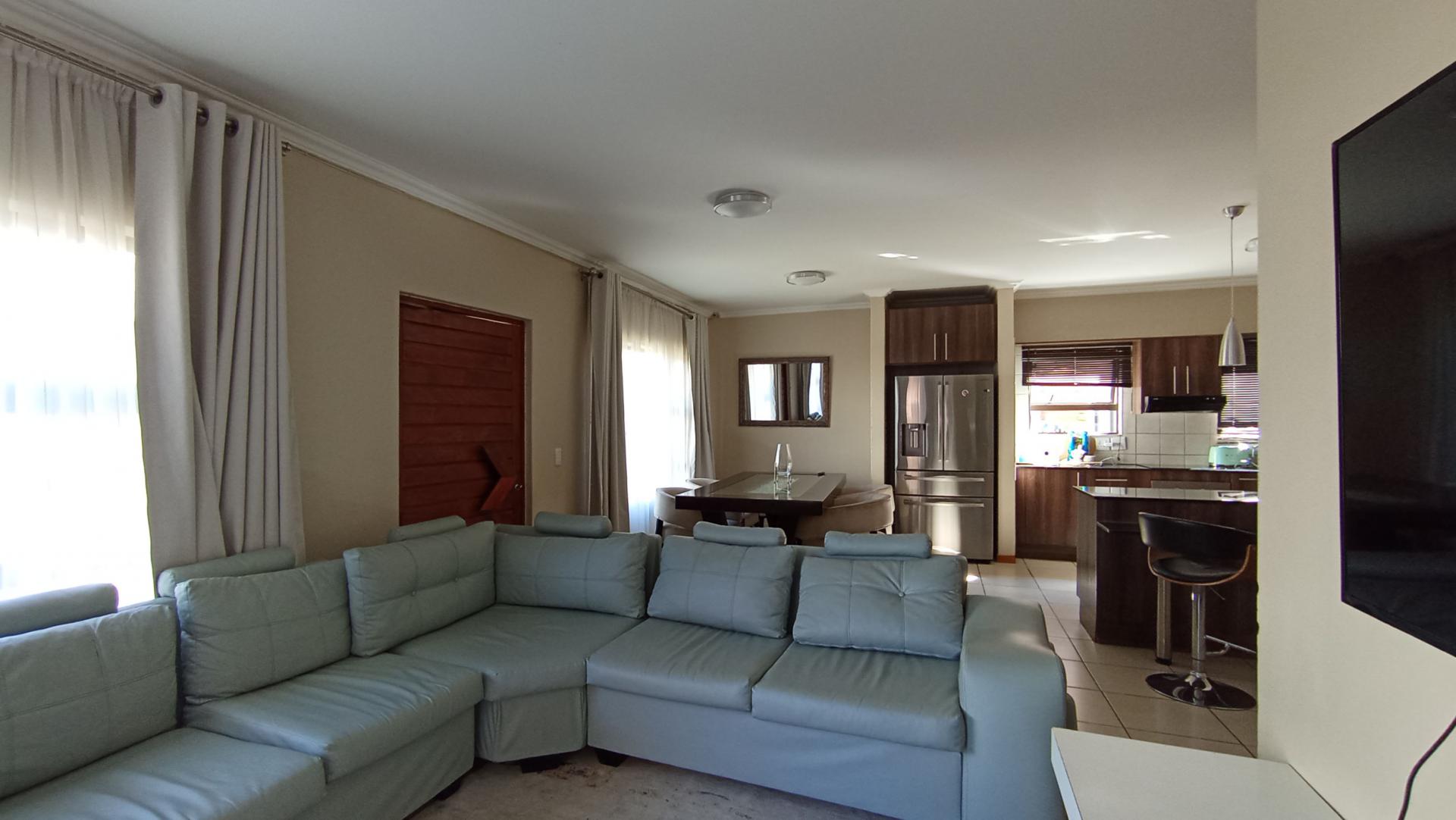 Lounges - 18 square meters of property in Elandspark