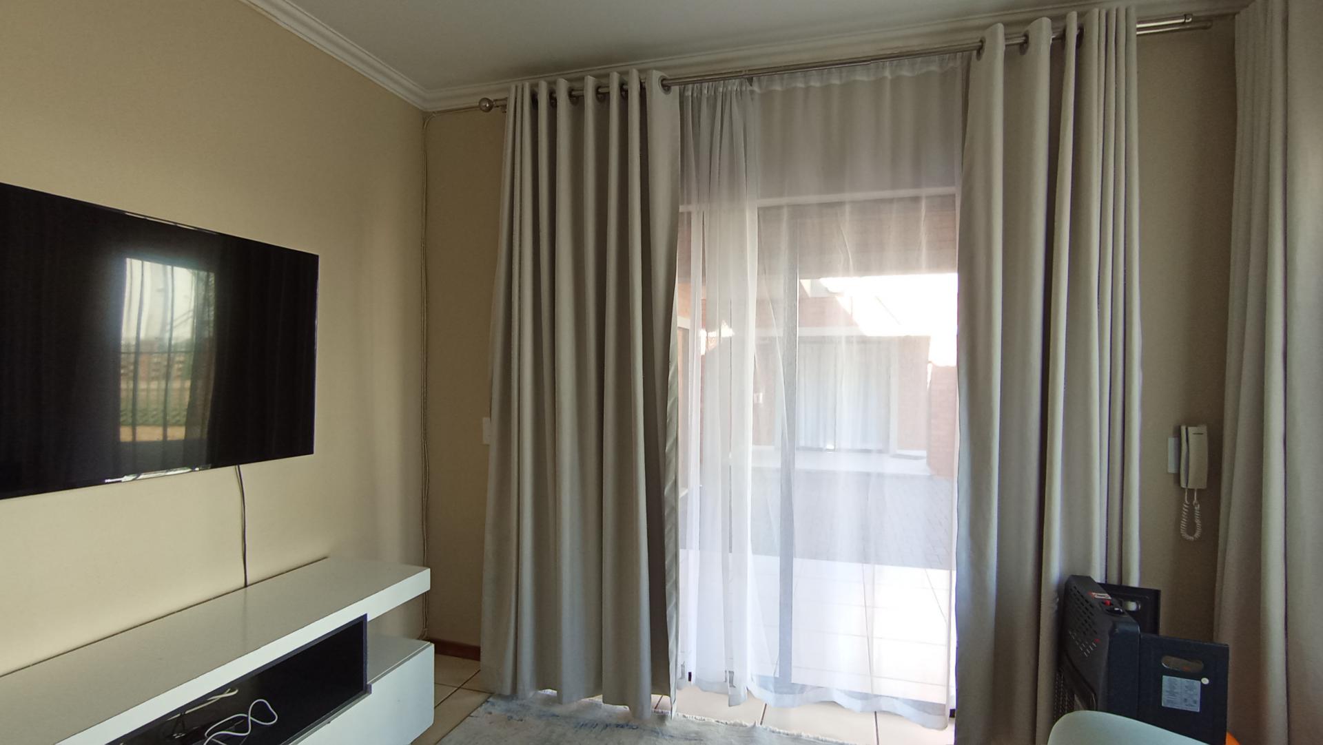 Lounges - 18 square meters of property in Elandspark