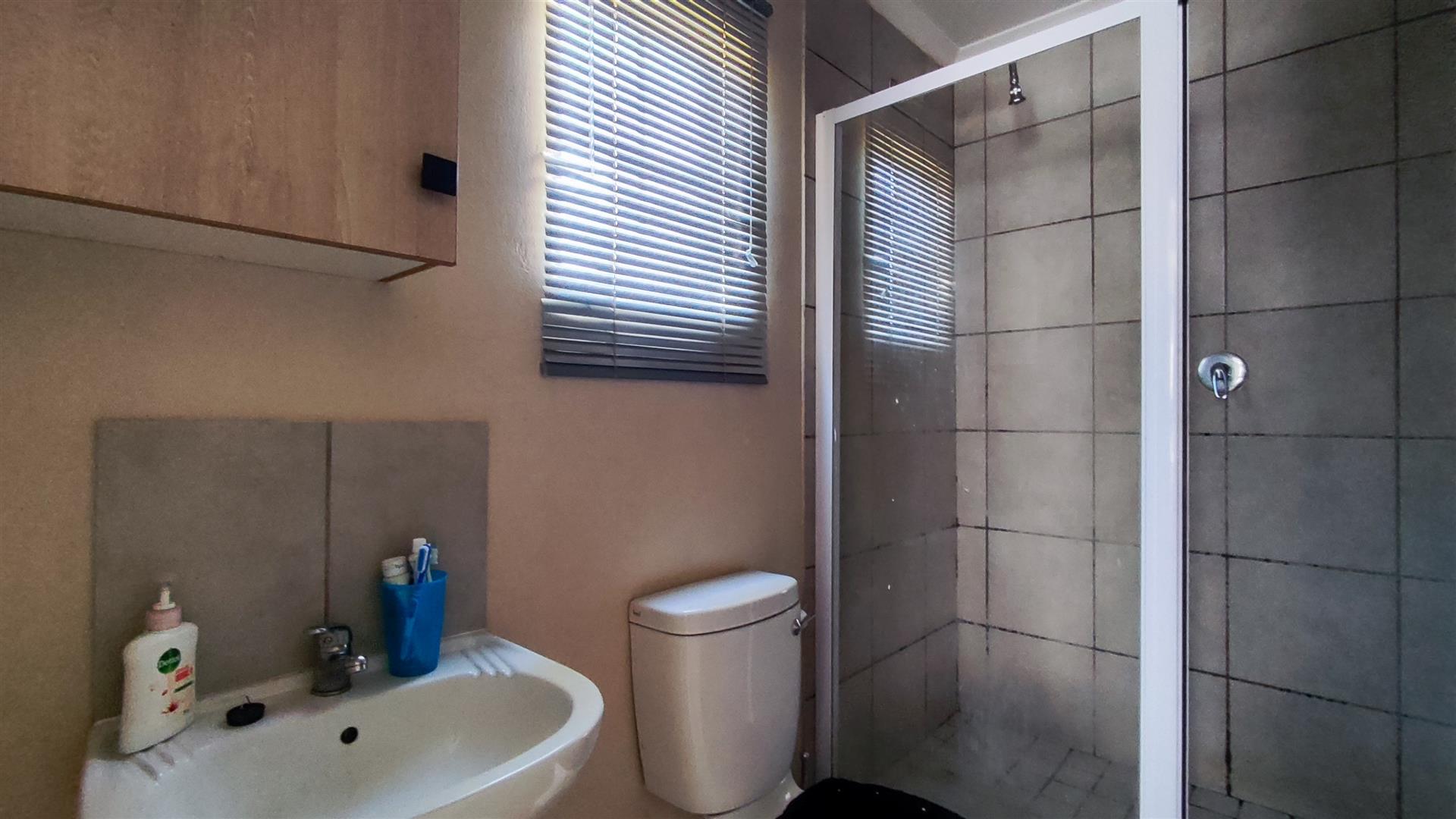 Main Bathroom - 19 square meters of property in Sky City