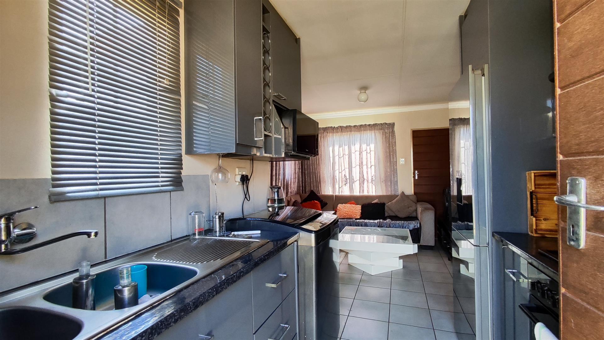 Kitchen - 6 square meters of property in Sky City
