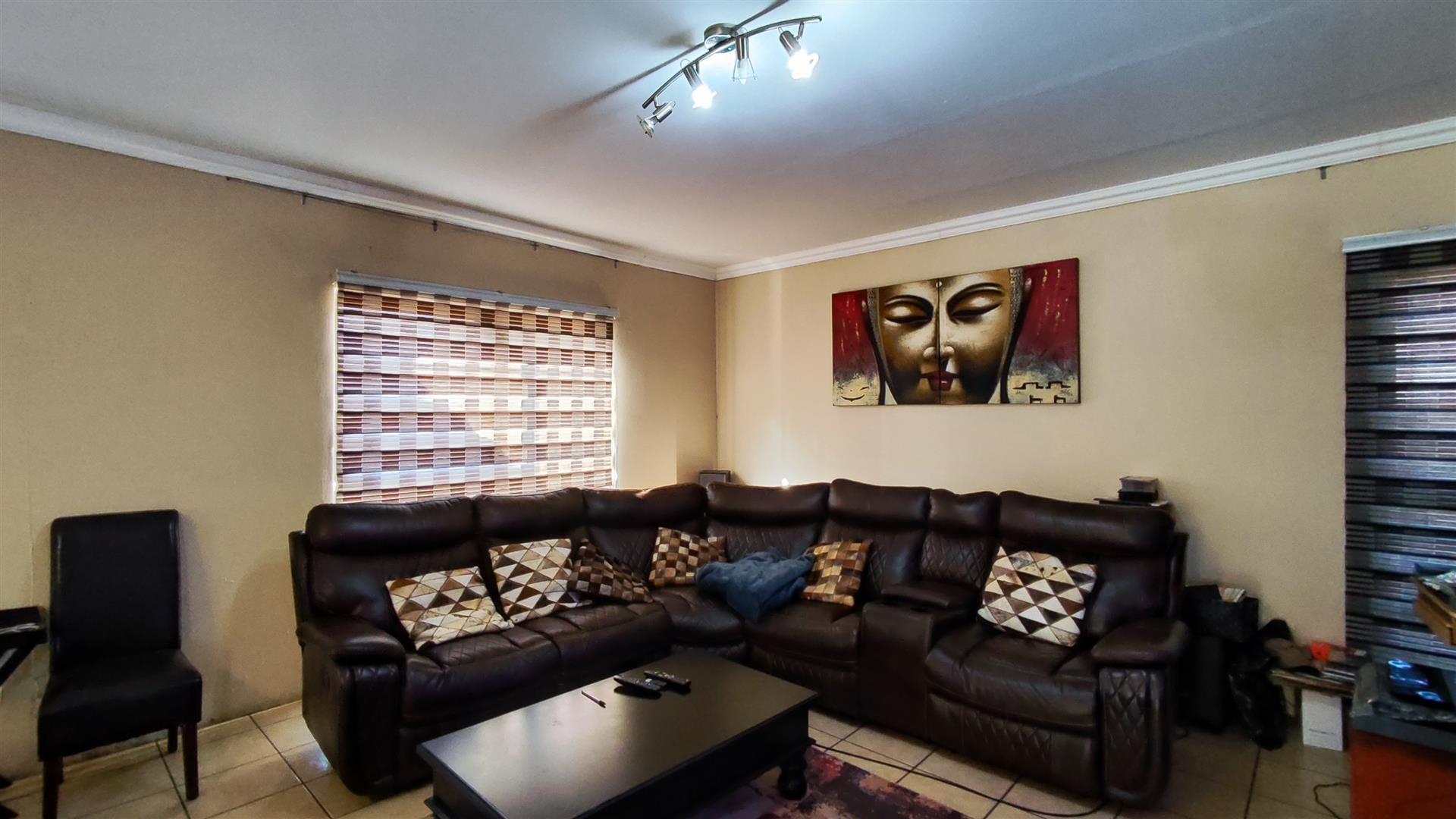 Lounges - 22 square meters of property in Vanderbijlpark