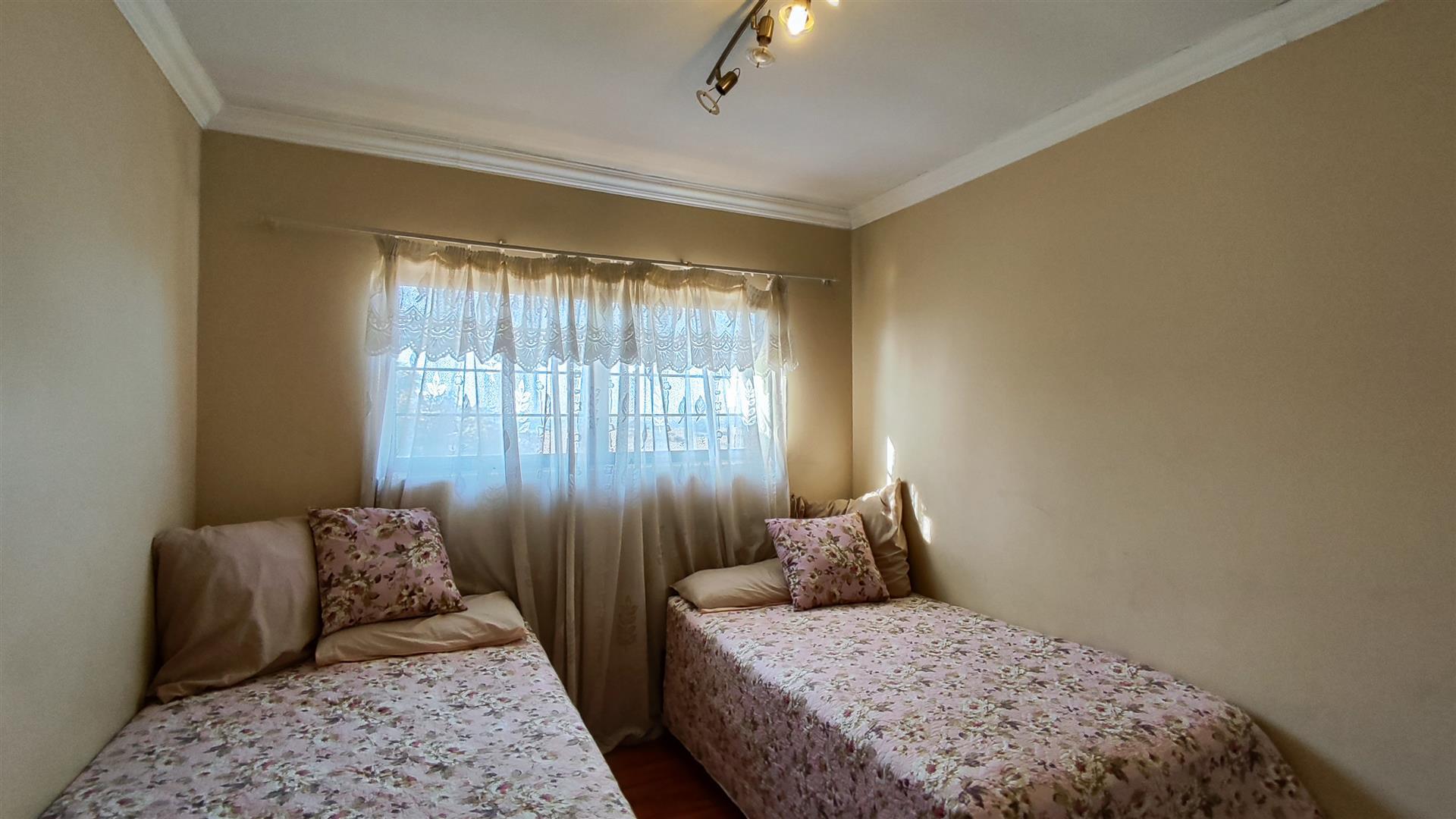 Bed Room 1 - 12 square meters of property in Vanderbijlpark