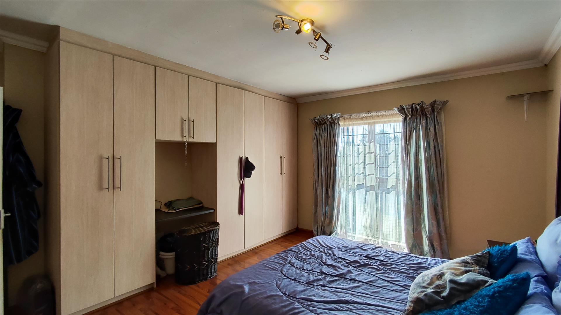 Main Bedroom - 22 square meters of property in Vanderbijlpark