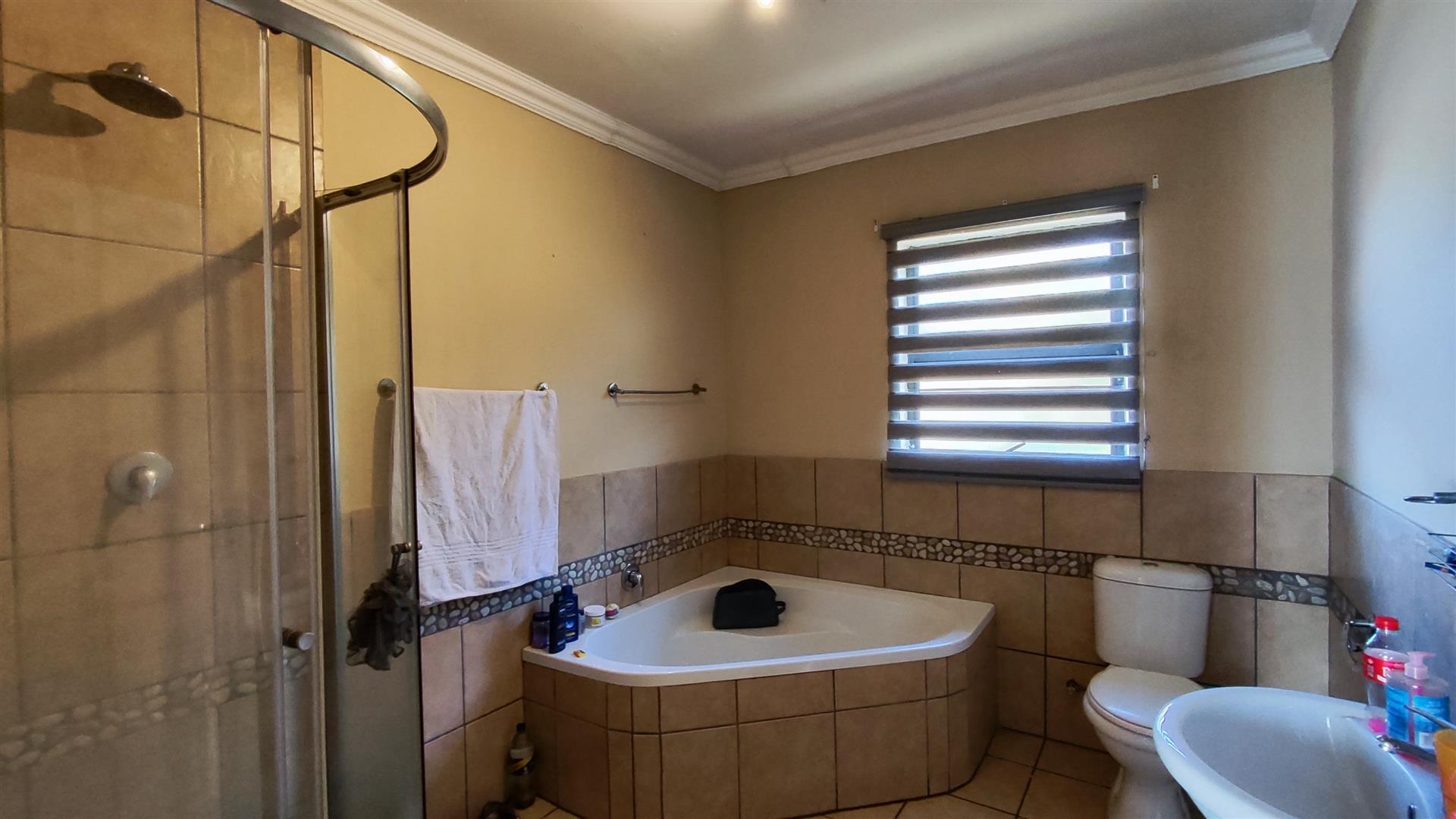 Main Bathroom - 8 square meters of property in Vanderbijlpark