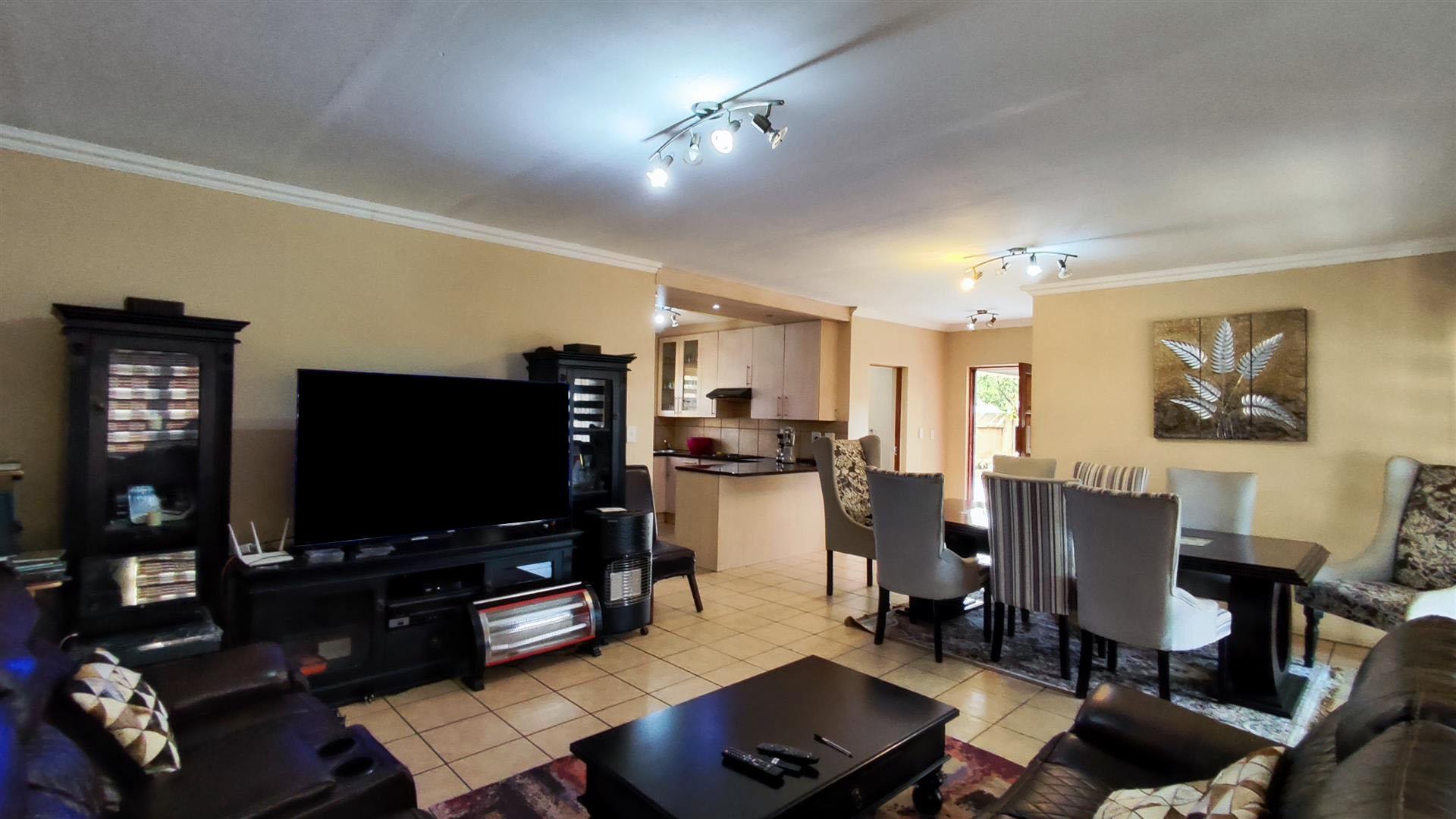 Lounges - 22 square meters of property in Vanderbijlpark