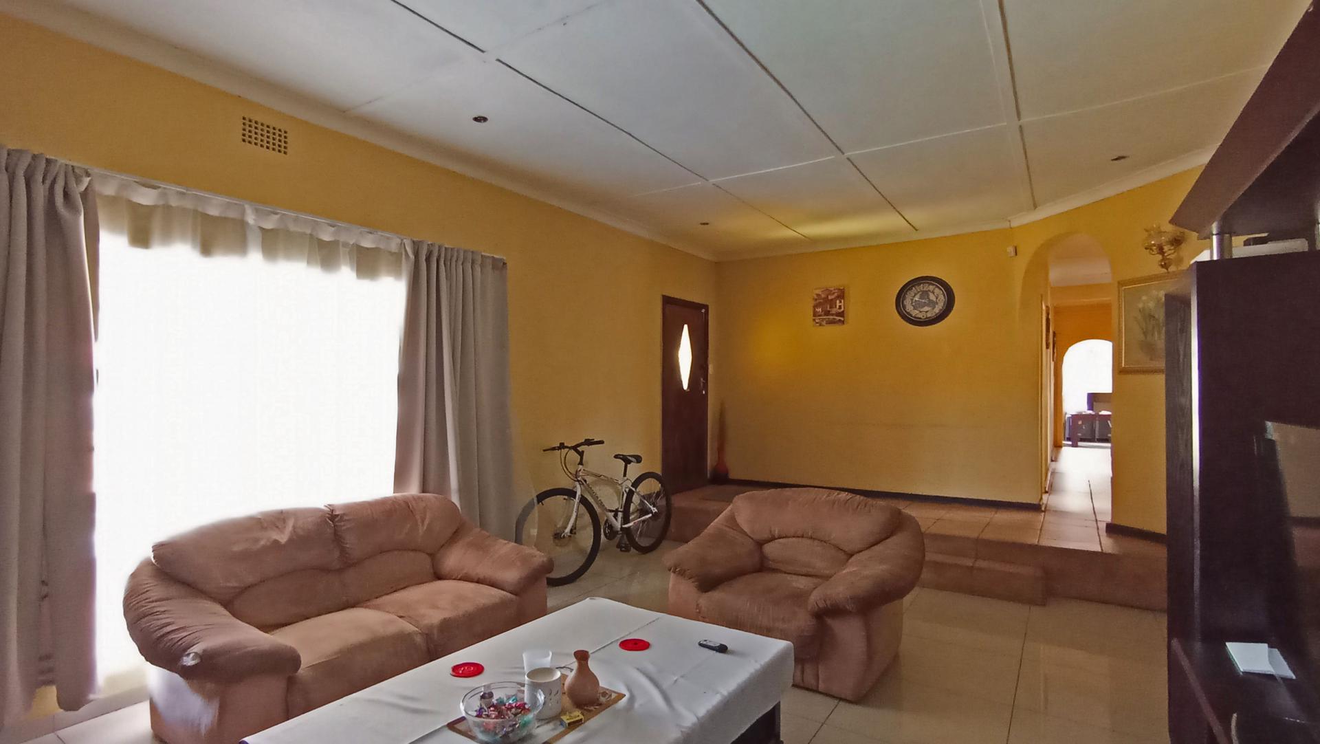 Lounges - 54 square meters of property in Lindhaven