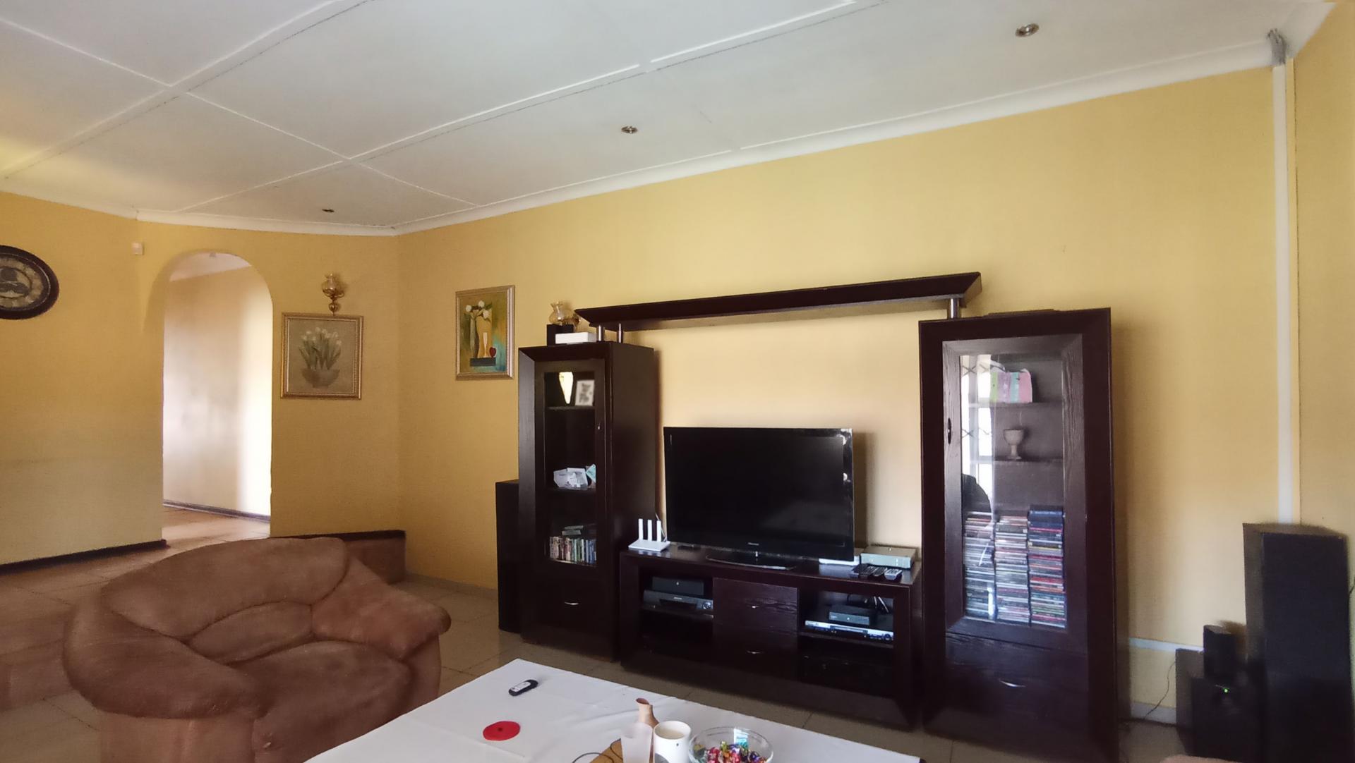 Lounges - 54 square meters of property in Lindhaven