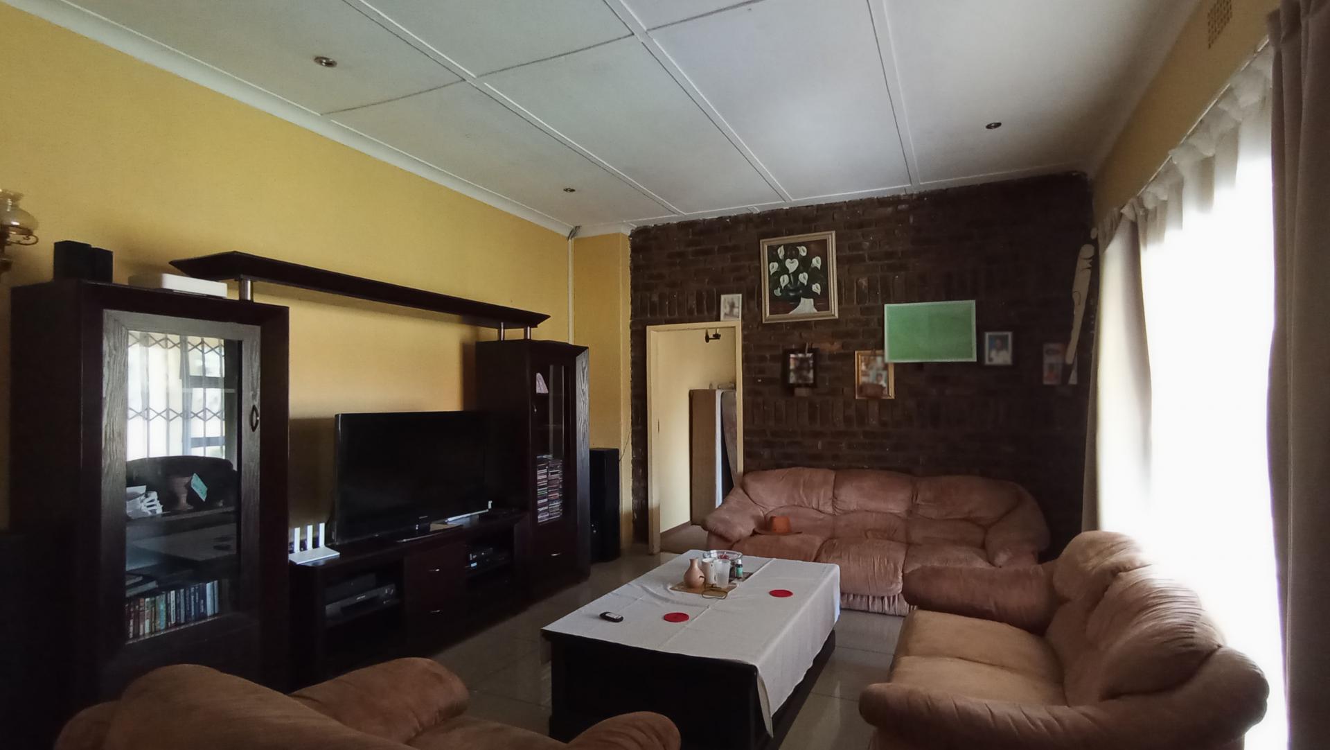 Lounges - 54 square meters of property in Lindhaven