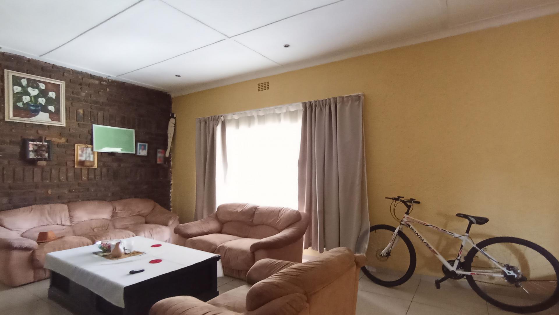 Lounges - 54 square meters of property in Lindhaven