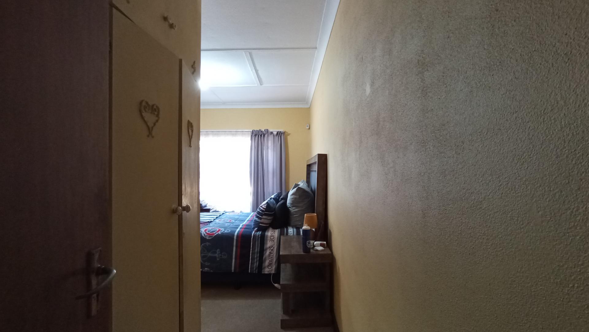 Main Bedroom - 16 square meters of property in Lindhaven