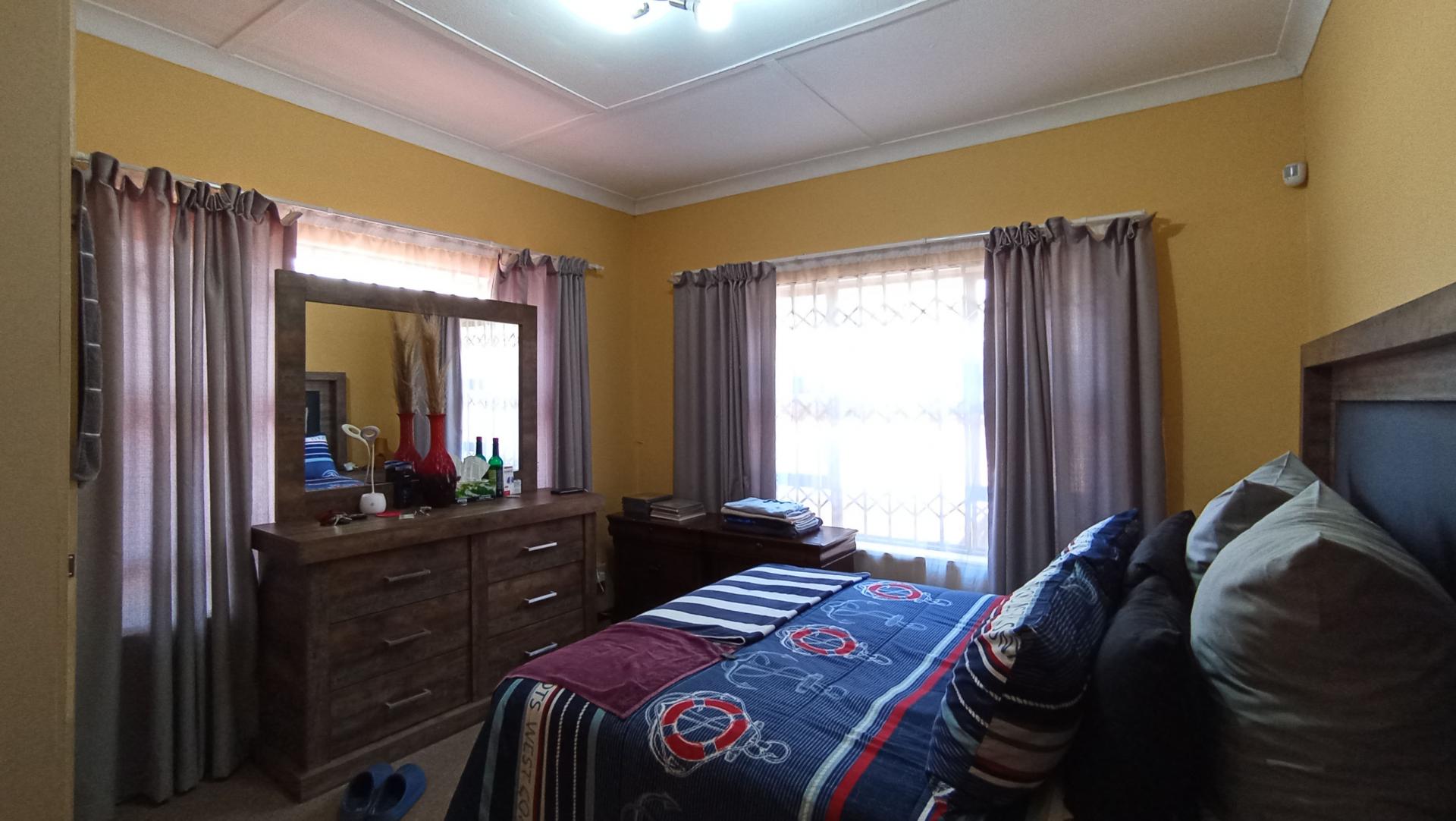 Main Bedroom - 16 square meters of property in Lindhaven