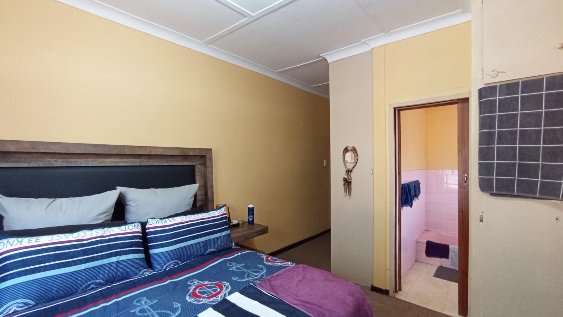 Main Bedroom - 16 square meters of property in Lindhaven