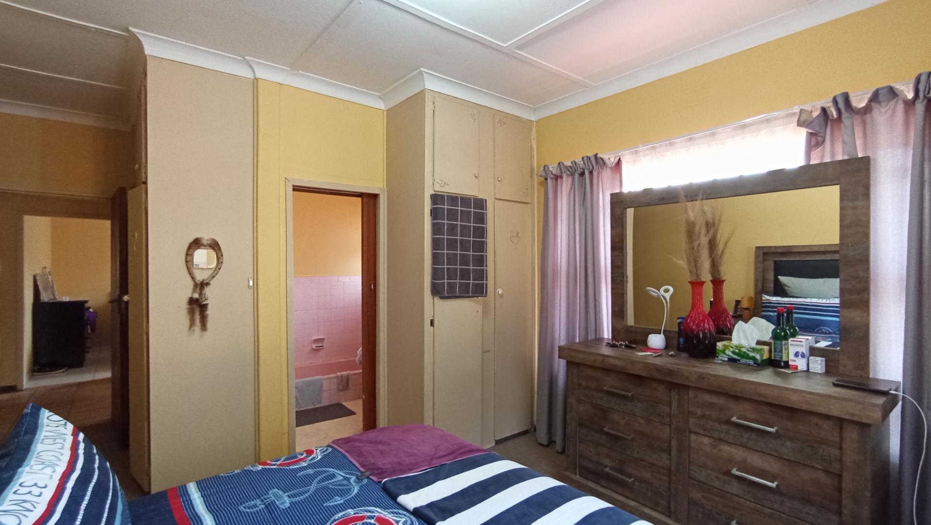 Main Bedroom - 16 square meters of property in Lindhaven