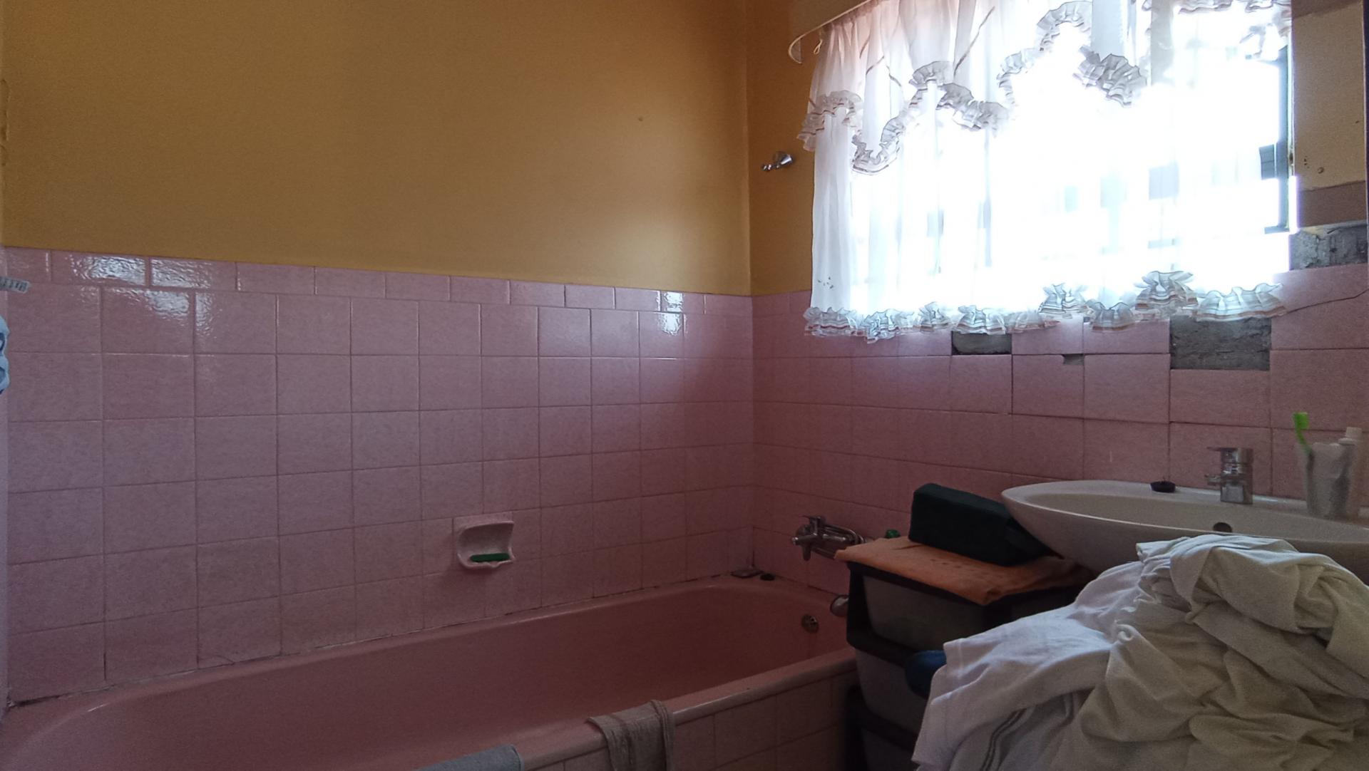 Main Bathroom - 4 square meters of property in Lindhaven