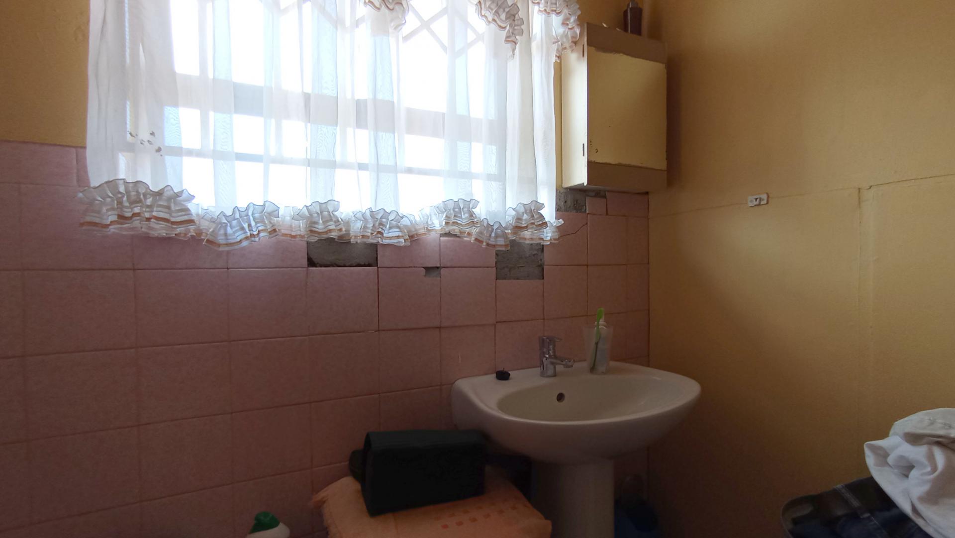 Main Bathroom - 4 square meters of property in Lindhaven