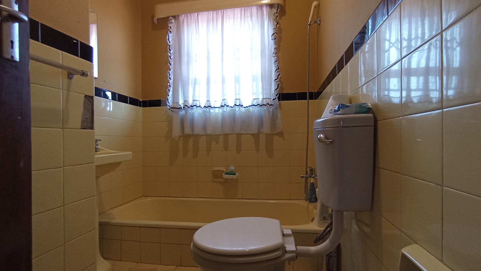 Bathroom 1 - 4 square meters of property in Lindhaven