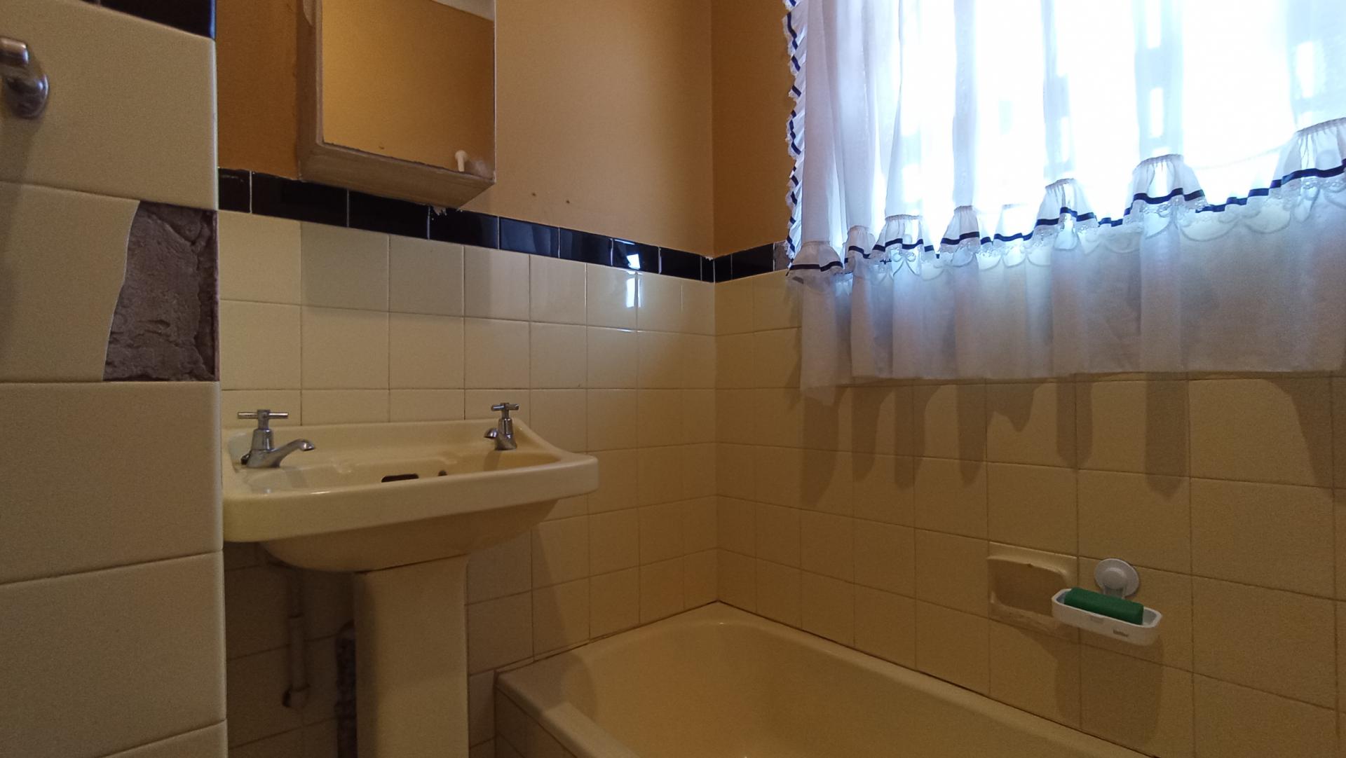 Bathroom 1 - 4 square meters of property in Lindhaven
