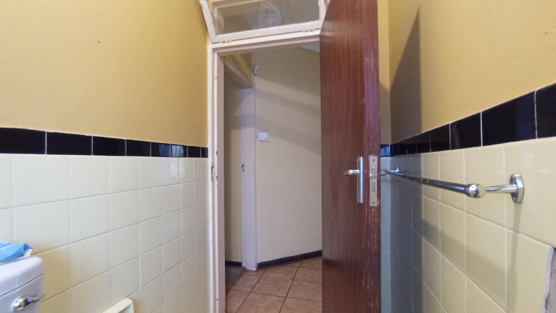 Bathroom 1 - 4 square meters of property in Lindhaven