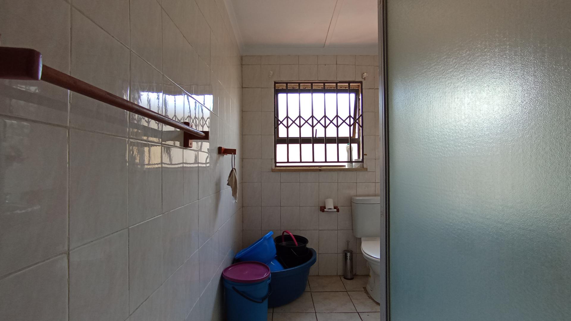 Bathroom 2 - 7 square meters of property in Lindhaven