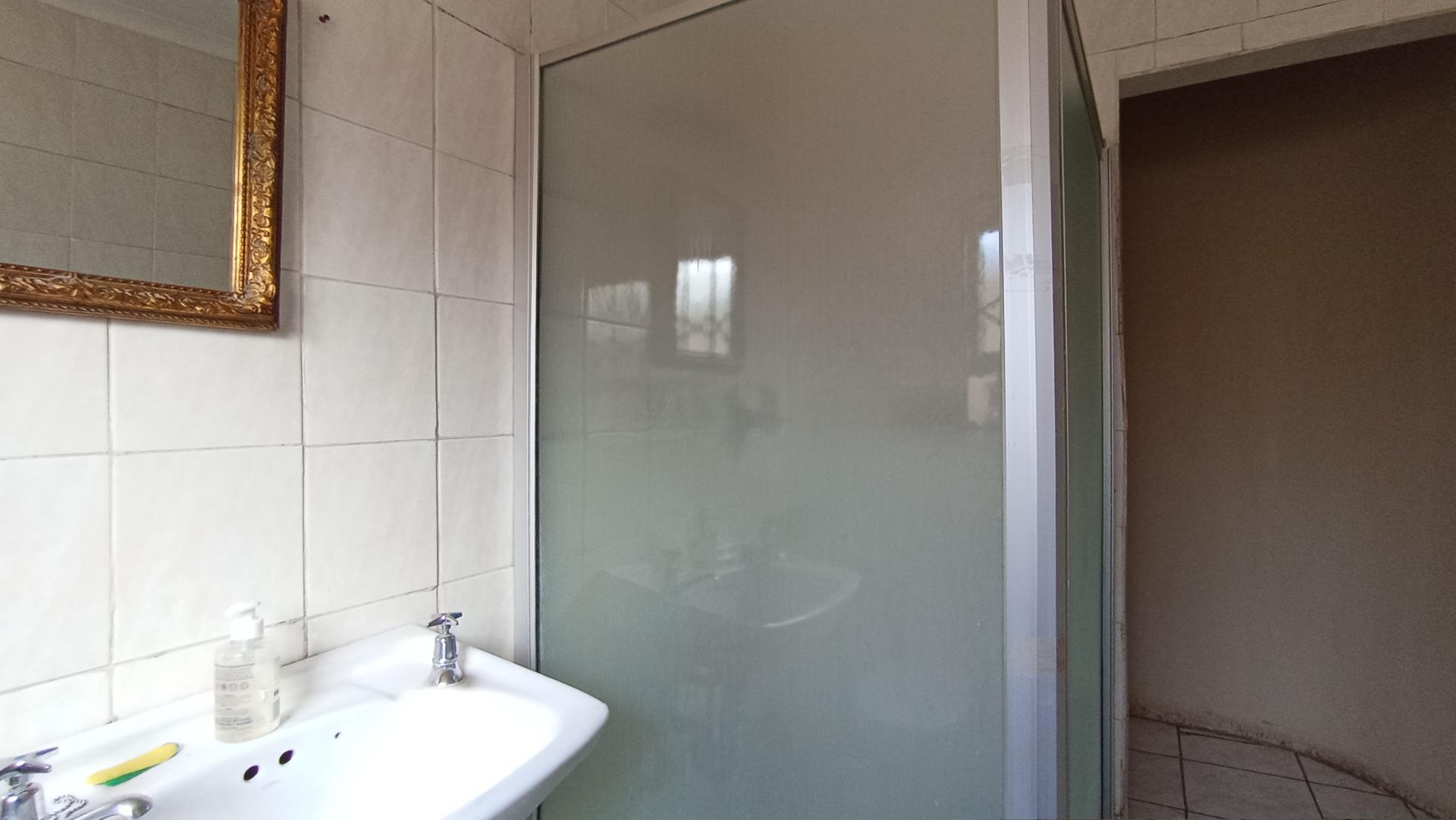 Bathroom 2 - 7 square meters of property in Lindhaven