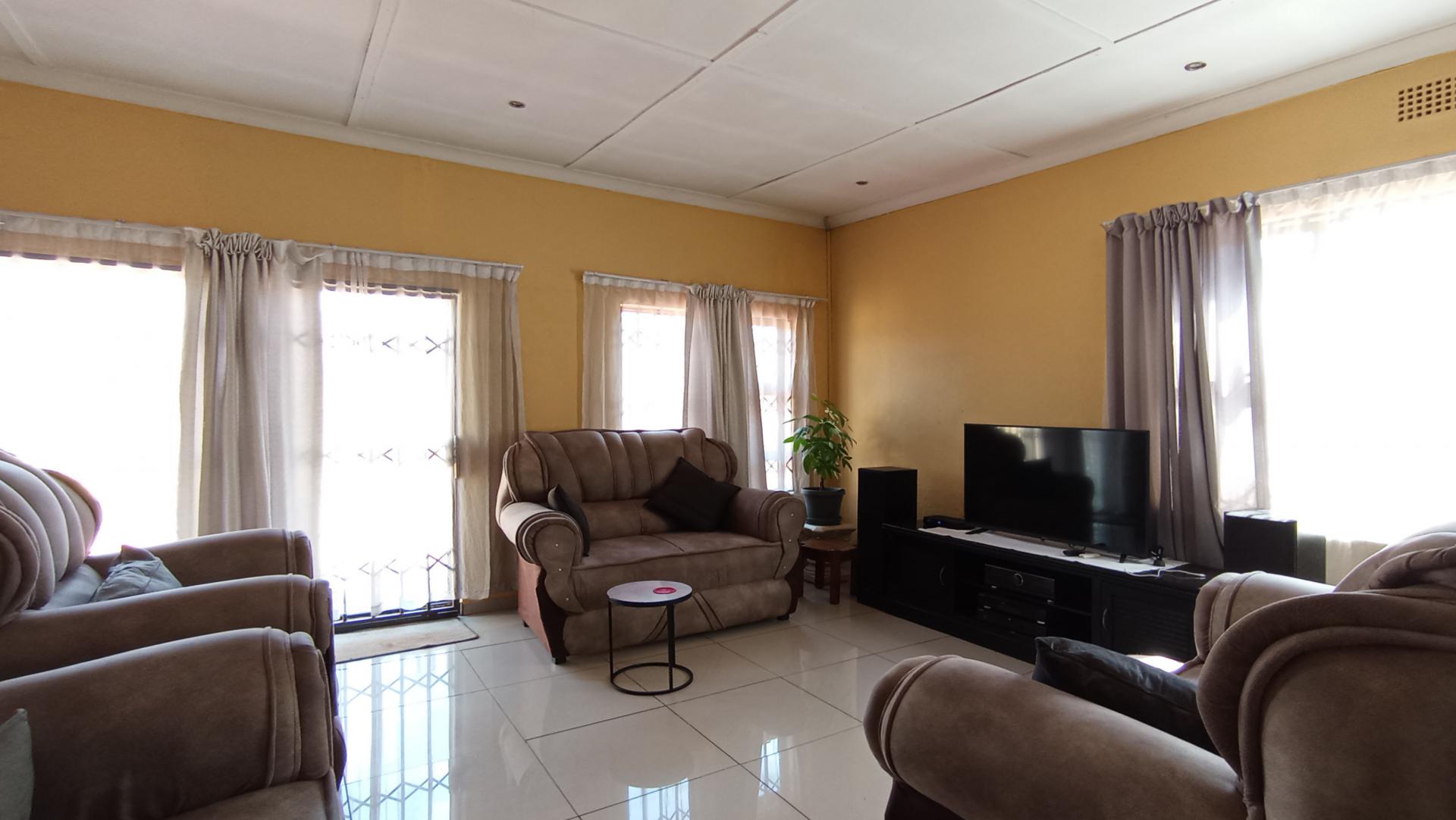 Lounges - 54 square meters of property in Lindhaven